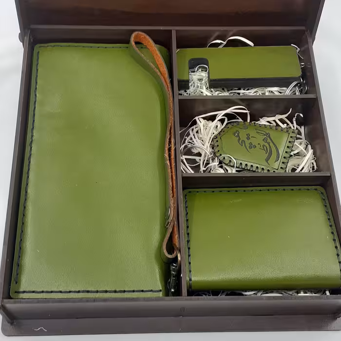 ست کامل بهترین هدیه جهت مصارف شخصی واداری،کیف کیهان،کیف کارت هوشیار،جاکلیدی گنبد واستند موبایل،با حکاکی دلخواه شما