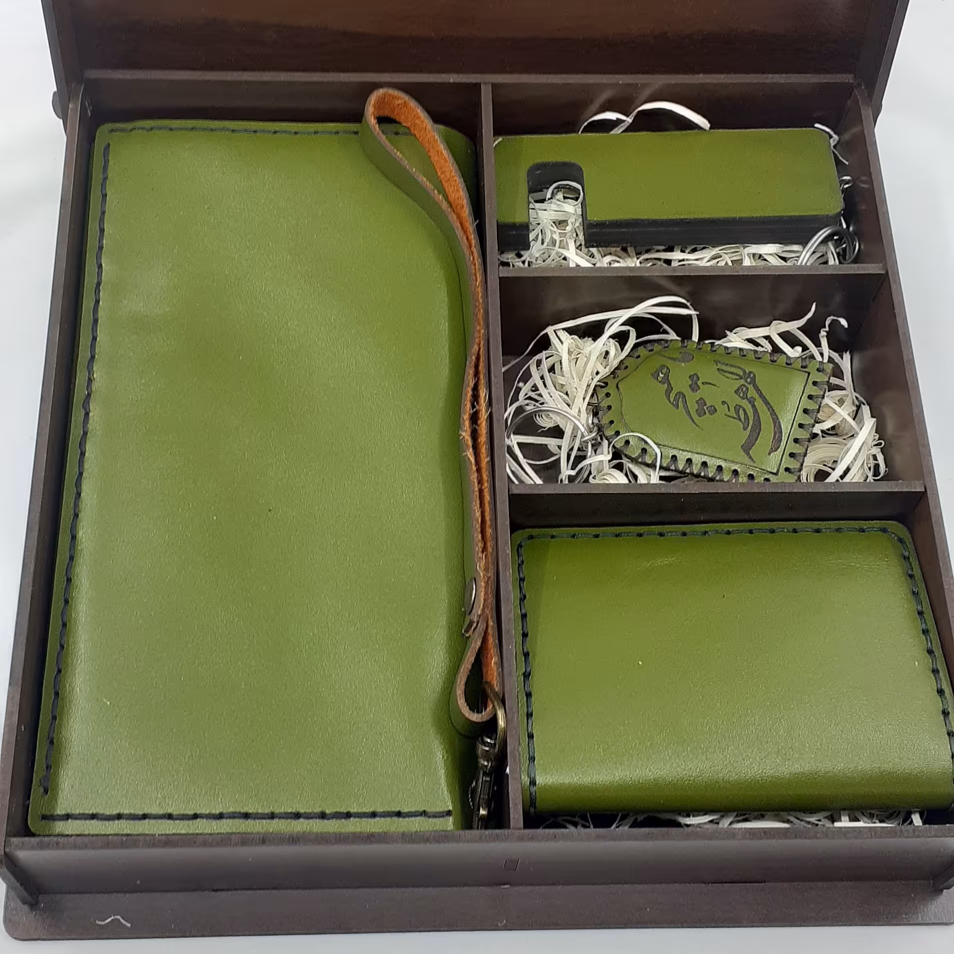 ست کامل بهترین هدیه جهت مصارف شخصی واداری،کیف کیهان،کیف کارت هوشیار،جاکلیدی گنبد واستند موبایل،با حکاکی دلخواه شما