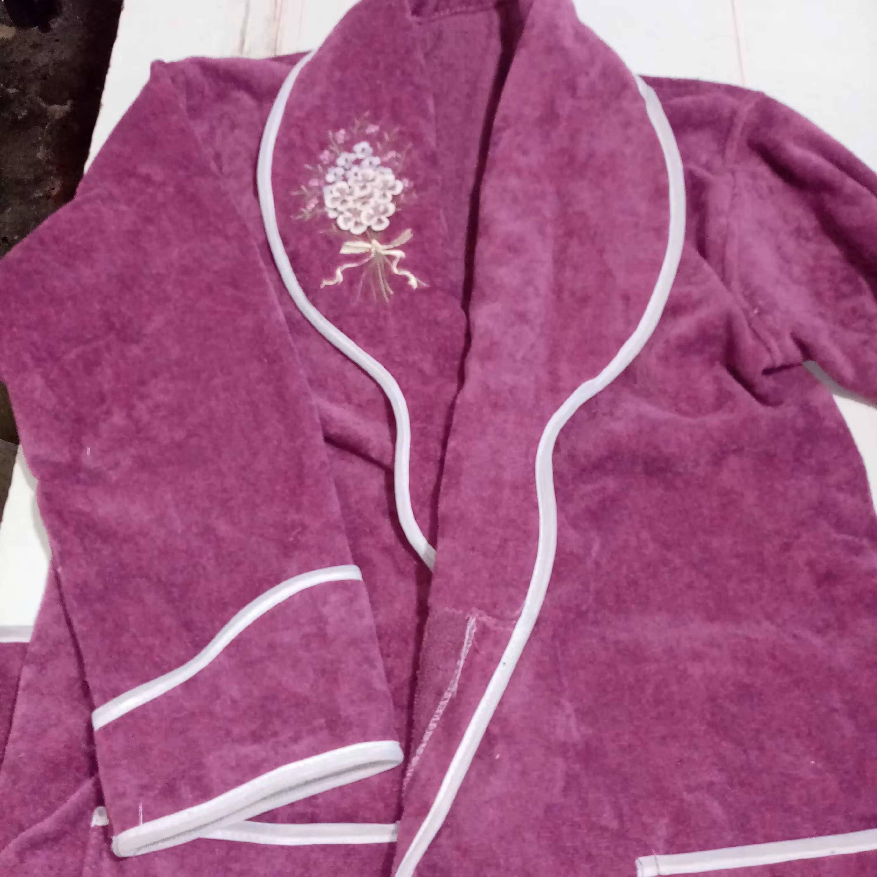 حوله تن پوش اوریب یقه گلدوزی شده به رنگ بنفش سیر با رنگ ثابت وآبکشی 100%