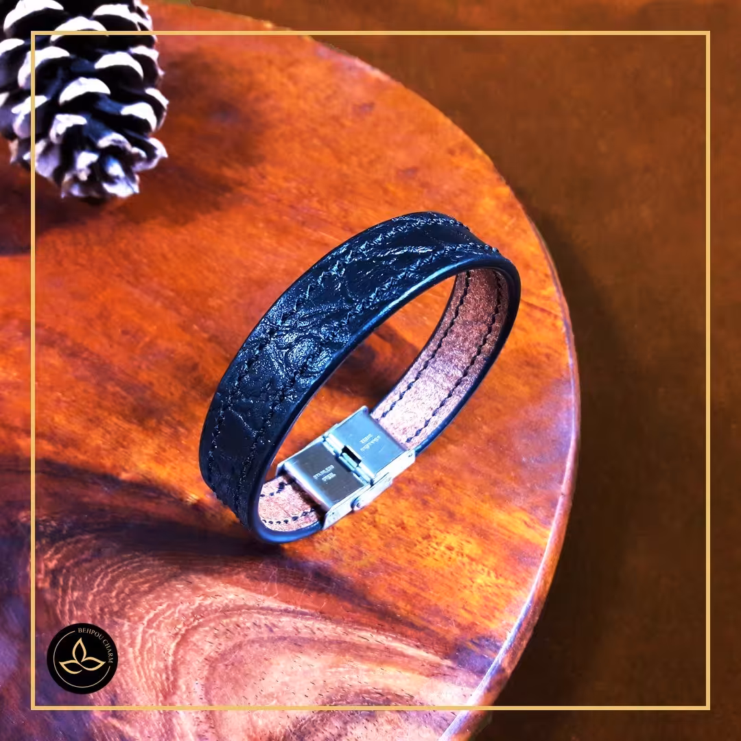 دستبند چرم طبیعی گاوی دست دوز - رنگ مشکی طرحدار