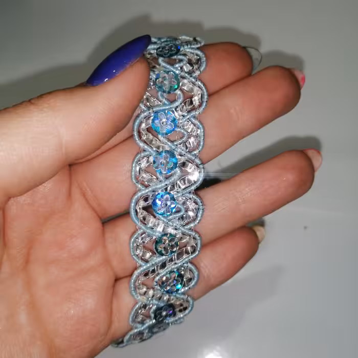 نوار یراق تزئینی لباس  توری آبی پولکی زر دار عرض  یک و نیم سانت و طول 1 متر 