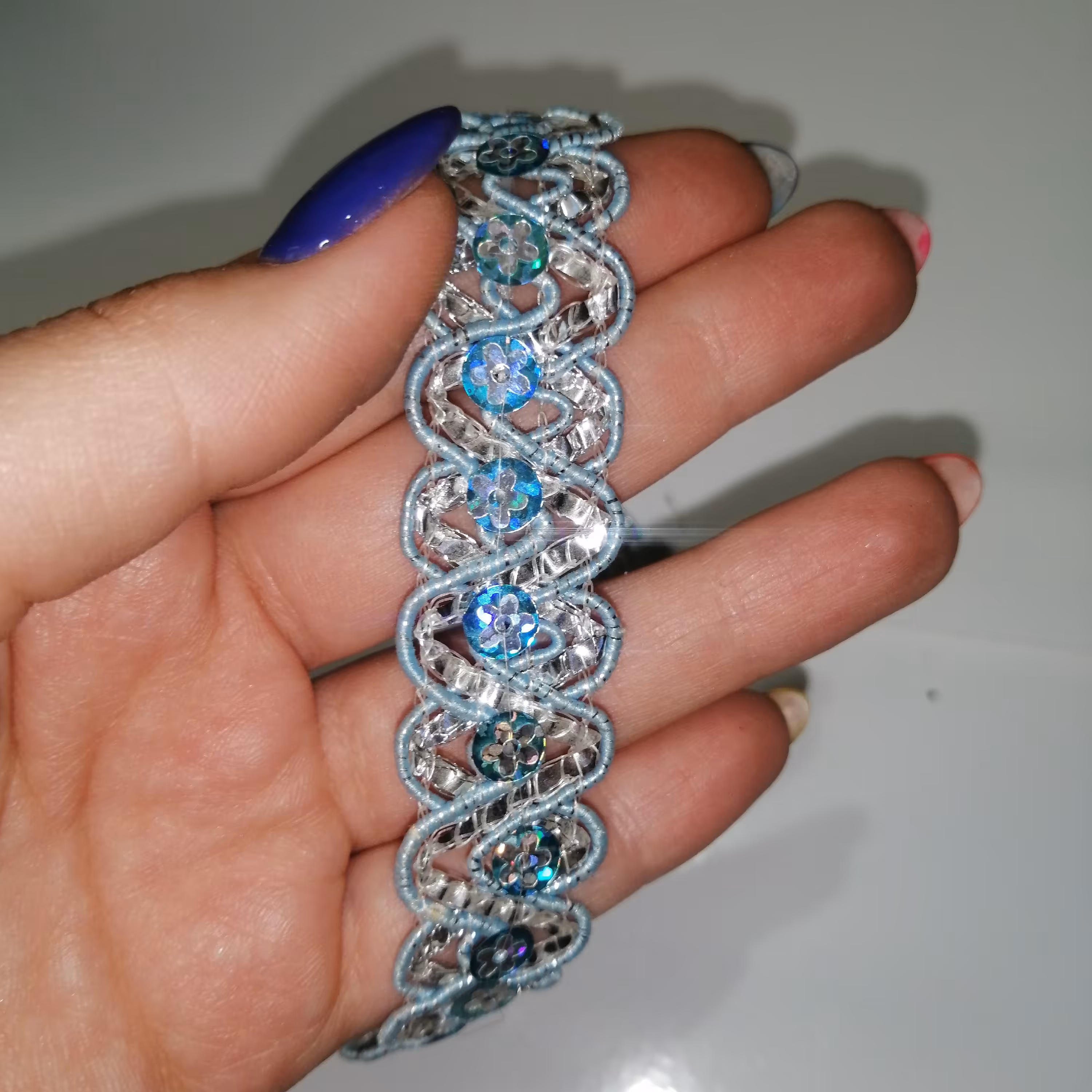 نوار یراق تزئینی لباس  توری آبی پولکی زر دار عرض  یک و نیم سانت و طول 1 متر 