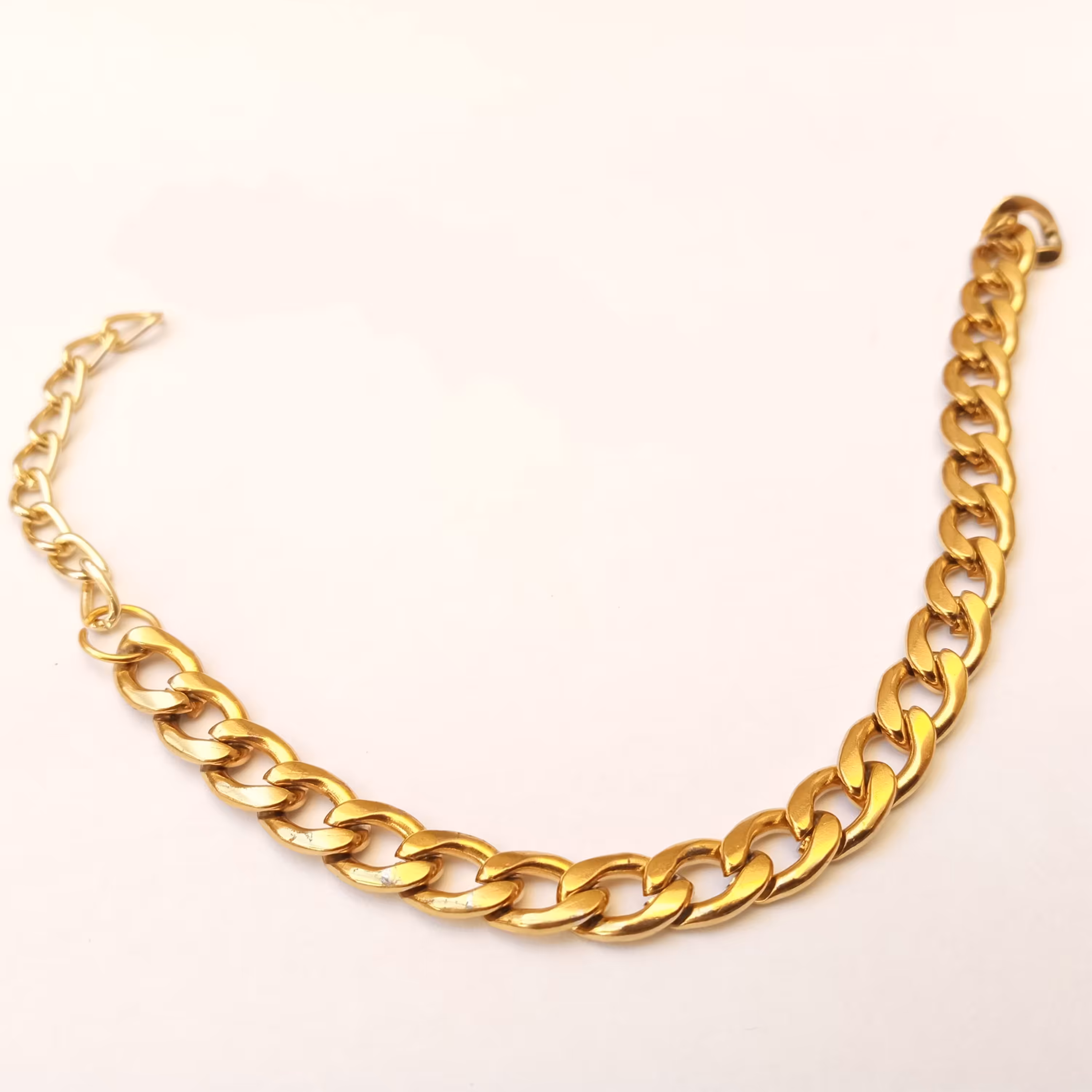 دستبند کارتیر رنگ ثابت طلایی  (ارسال رایگان) اکسسوری و زیور آلات اسپورت