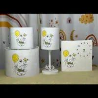 اکسسوری اتاق کودک چاپی شامل لوستر اباژور دیوارکوب روشنایی و ساعت دارای طلق نسوز و روکش ضد اب هیواد گالری