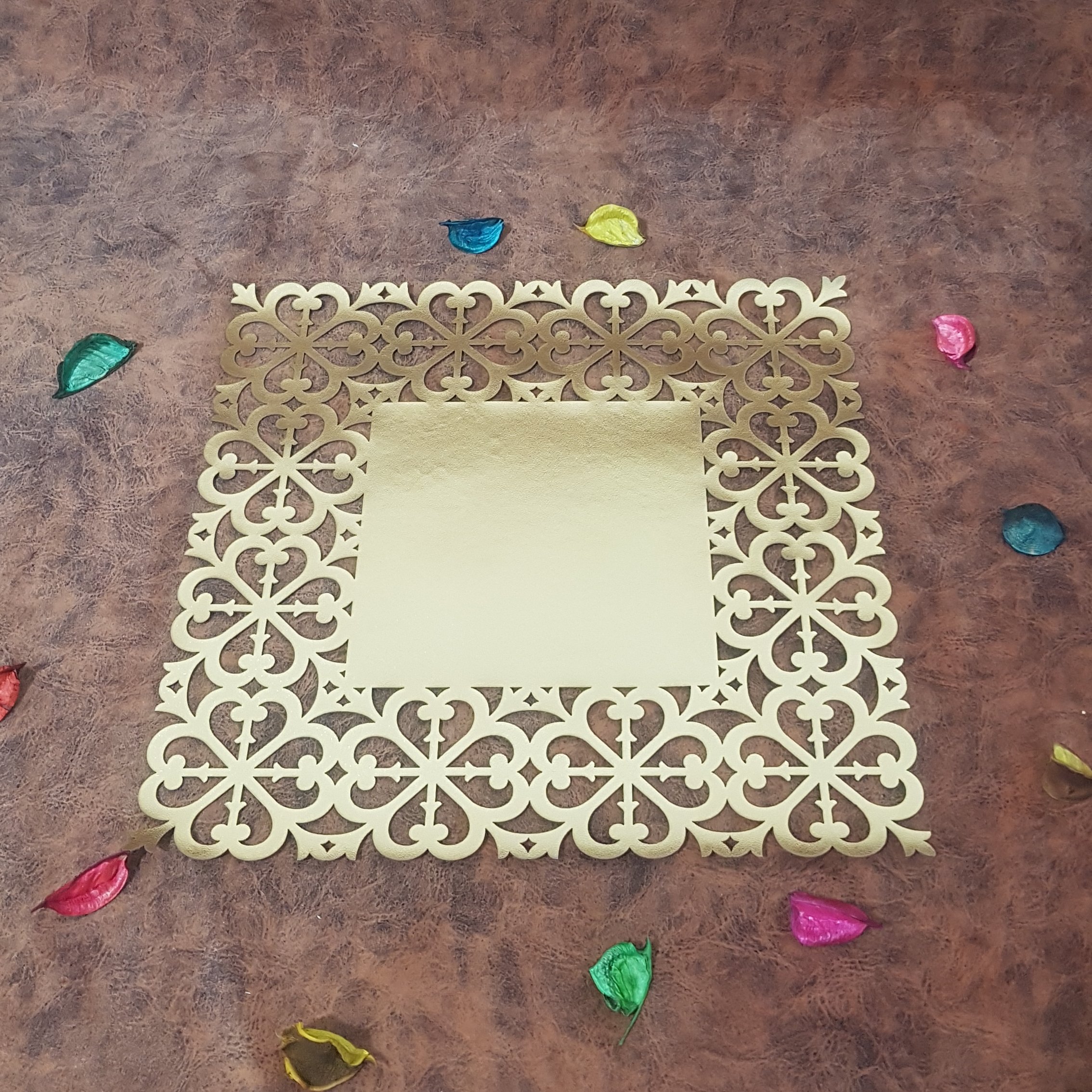 رومیزی چرم سایز 25 در 25 سانت طلایی و نقره ای