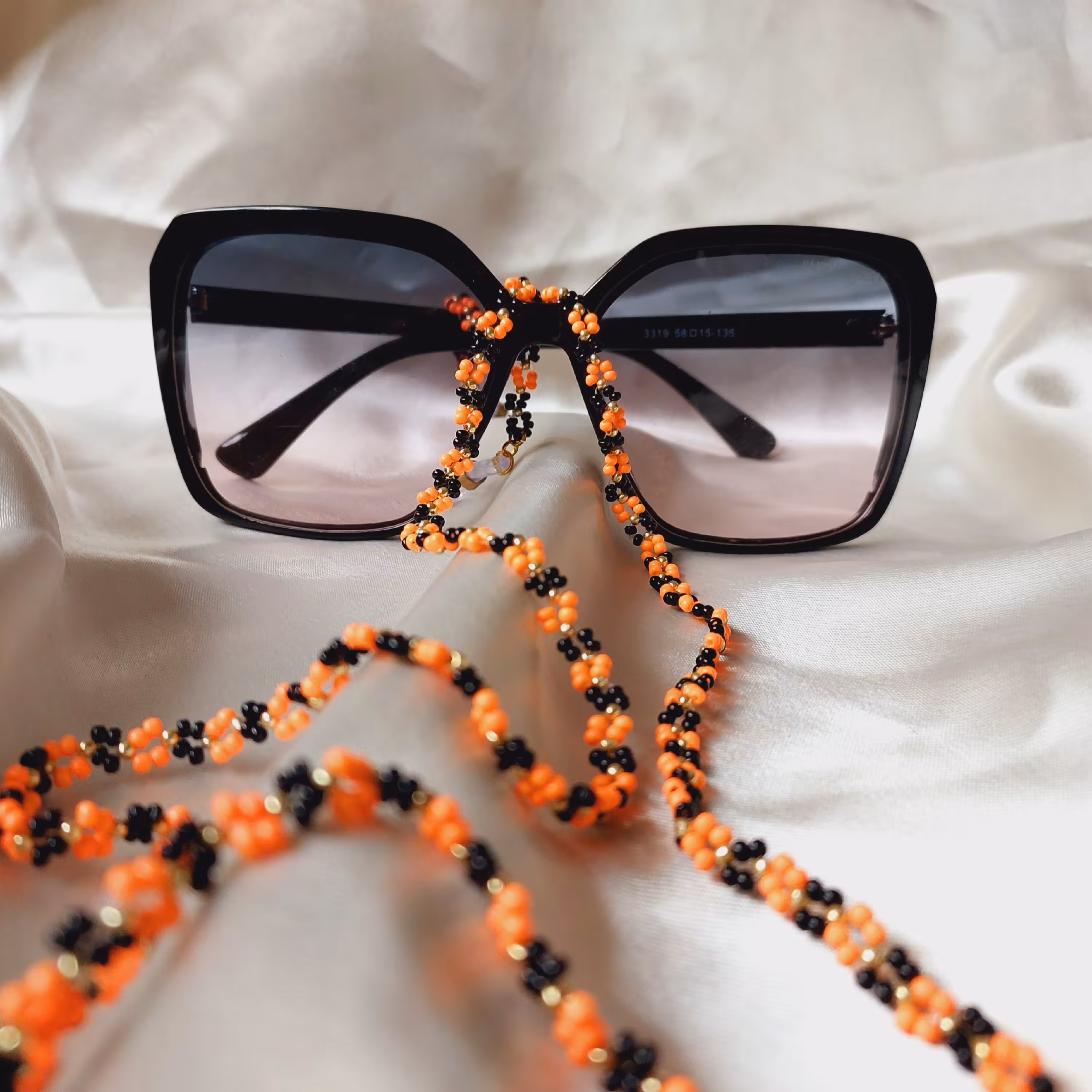 بندعینک منجوقی طرح پاپیون رنگ مشکی نارنجی