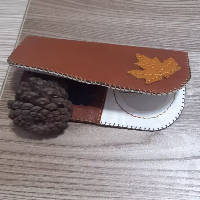 کیف کتی باتزیین برگ چرم طبیعی دستدوز عسلی وسفیدهمراه آینه