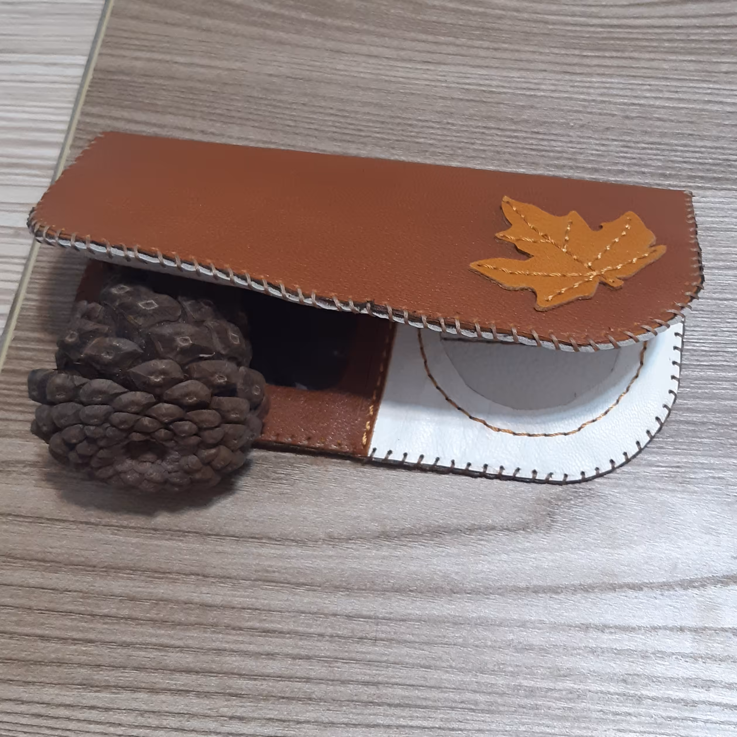 کیف کتی باتزیین برگ چرم طبیعی دستدوز عسلی وسفیدهمراه آینه