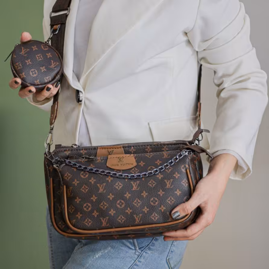 کد: 504 کیف
پاسپورتی  سه تیکه
سایز 27 در 16 
