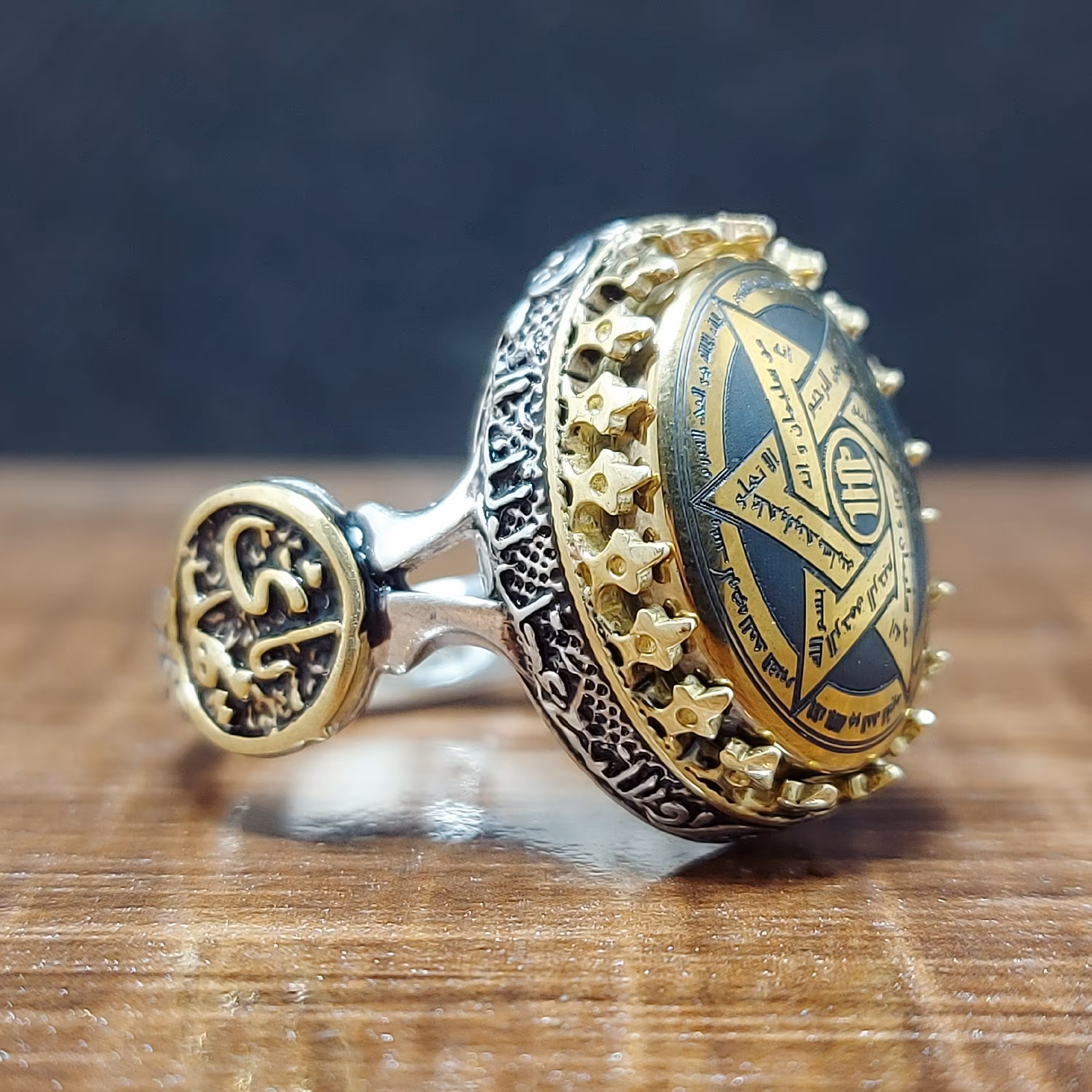 انگشتر نقره شیک مردانه عیار 925تاج برنجی رنگ ثابت با نگین حدید ستاره سلیمان اصلی و معدنی