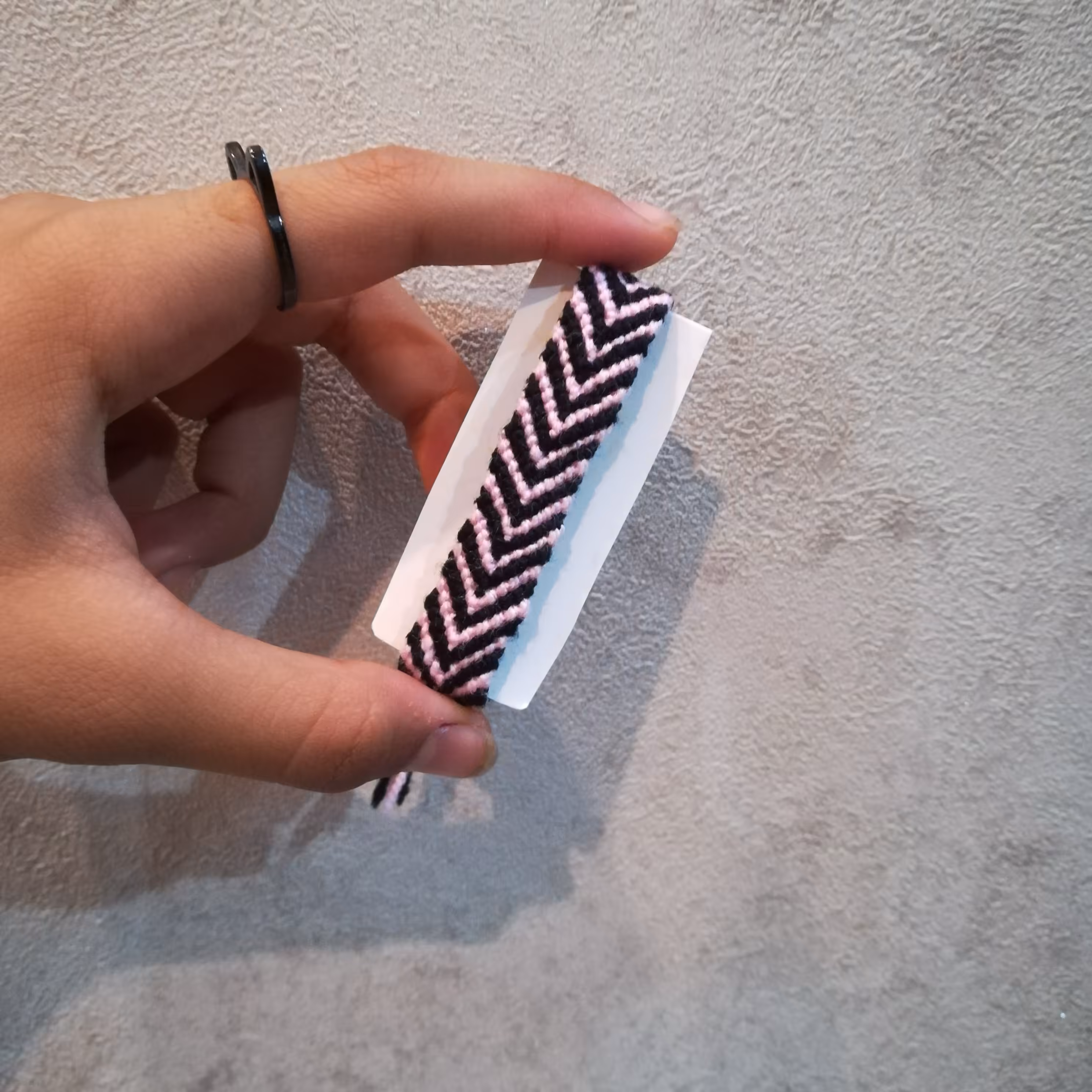 دستبند دوستی بافتنی طرح هفتی و هشتی رنگ مشکی و صورتی