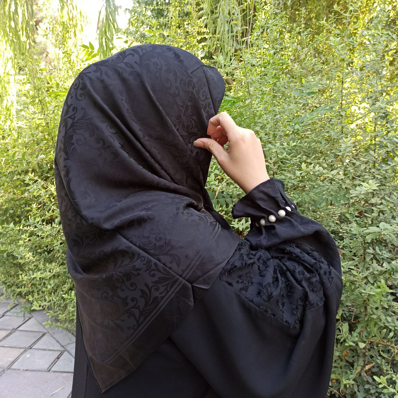 روسری مشکی مجلسی ابریشمی ترک قواره بزرگ و طرحدار لیز نیست