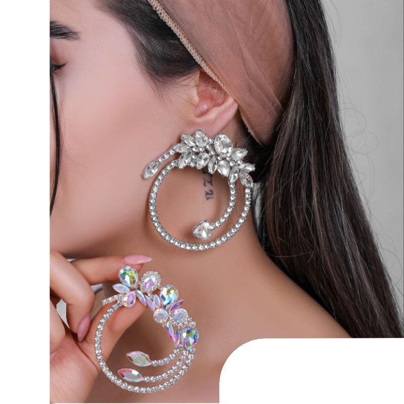 گوشواره دخترانه با نگین رنگی جواهری با طرح حلقه و گل