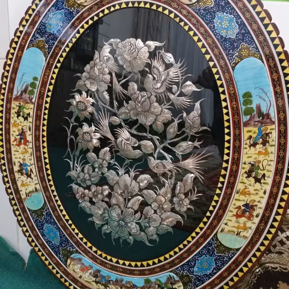 تابلو  قلمزنی مسی بیضی با قاب خاتم نقاشی ترکیبی سایز 70در60 سانتی متر 