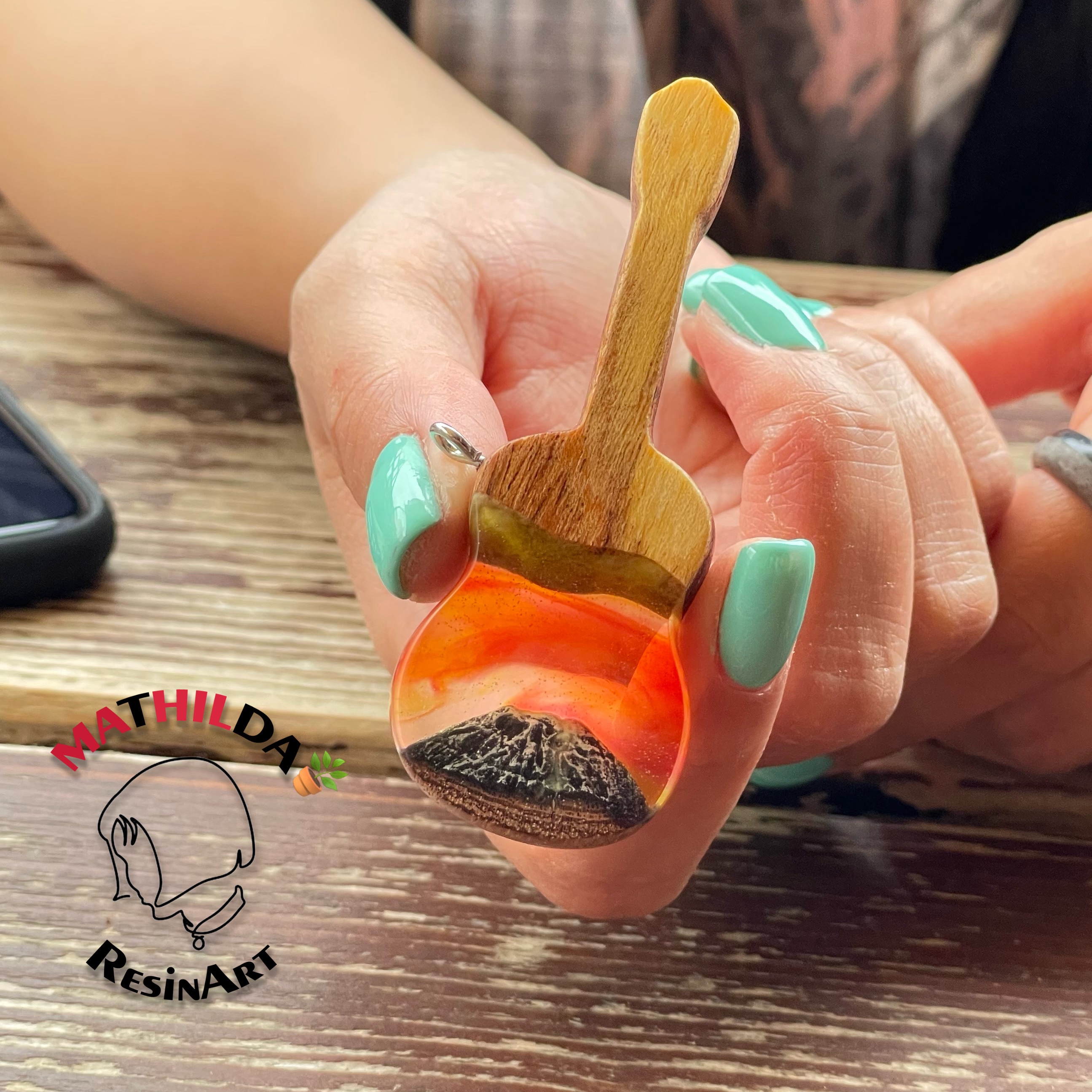 گردنبند گیتار چوب و رزین طرح غروب آفتاب شبتاب