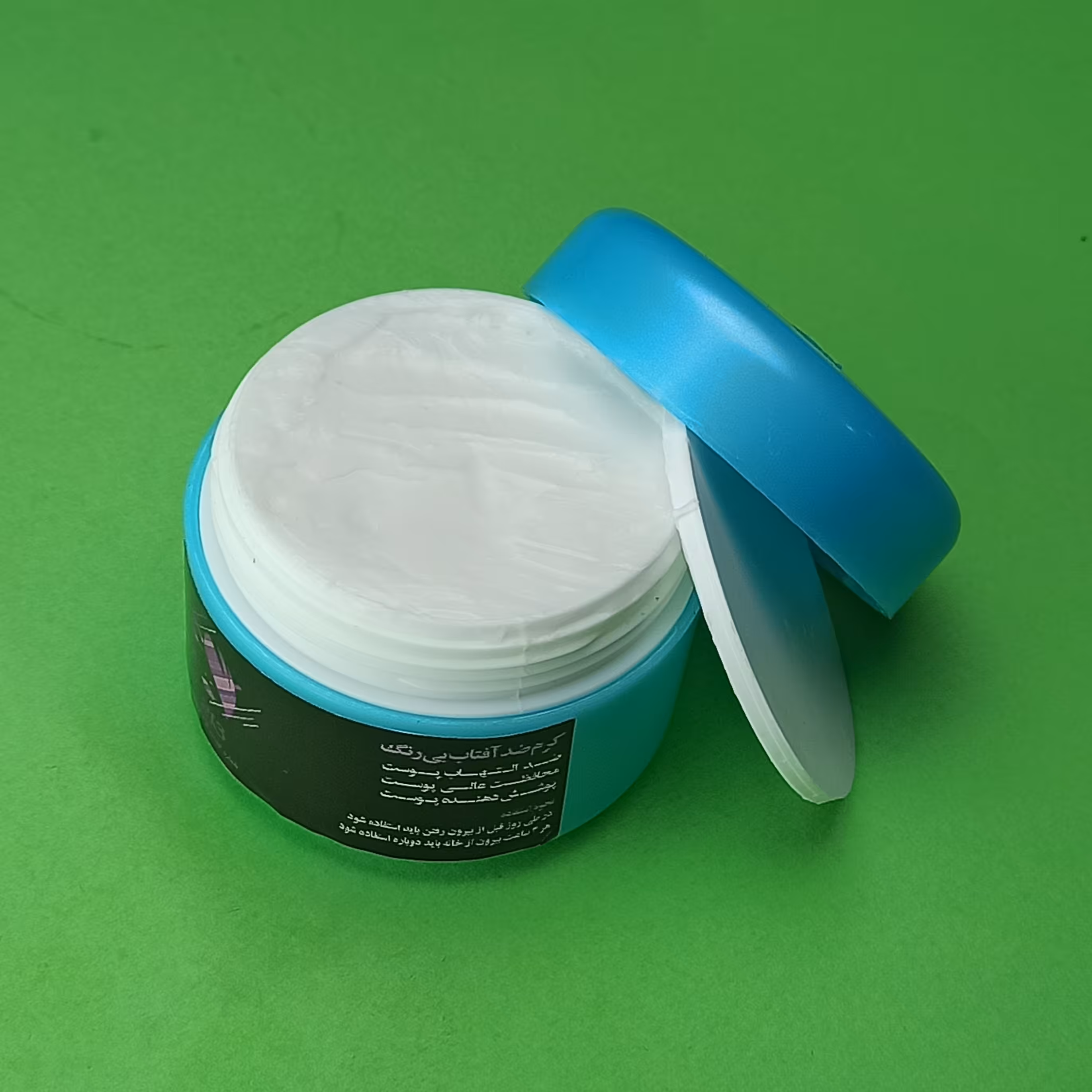 کرم ضد آفتاب بی رنگ 213 با وزن 30 گرم مخصوص پوشش دهنده و محافظت پوست 