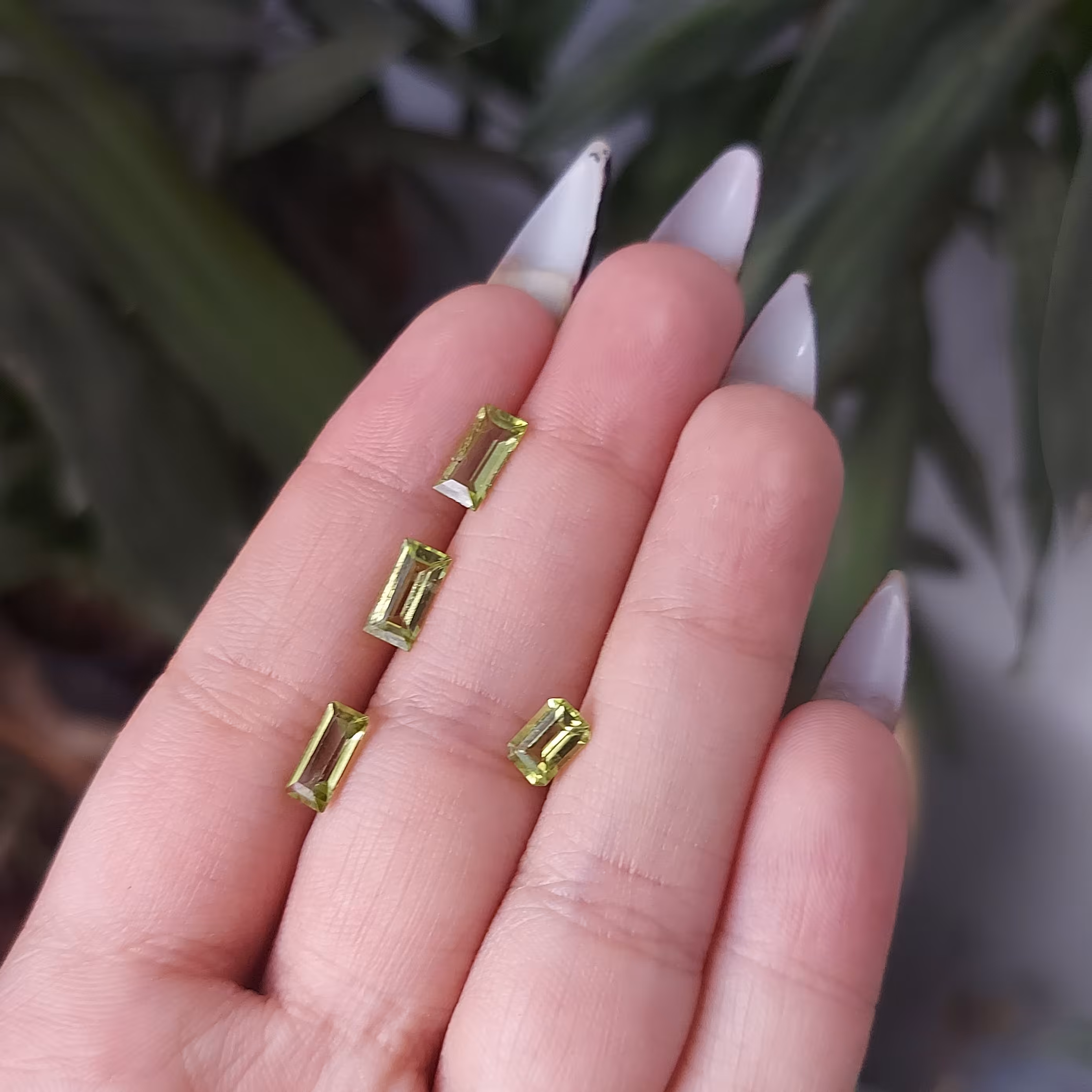 سنگ نگین زبرجد طبیعی معدنی کیفیت عالی  و زیبا زبرجد معدنی