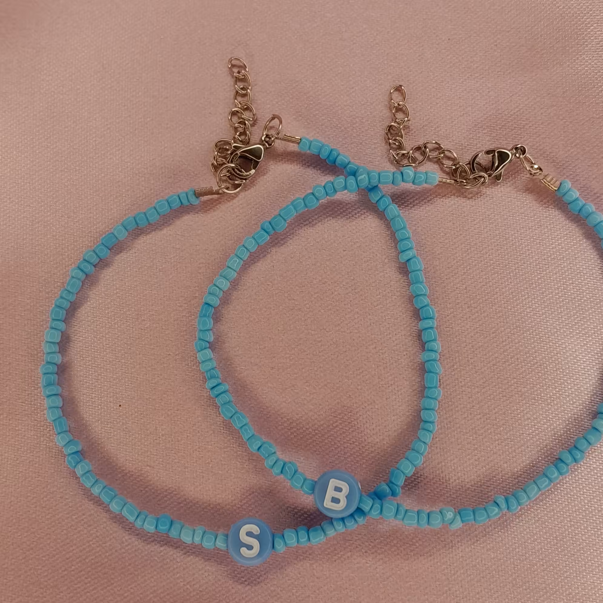 دستبند منجوقی آبی صدفی حروف مات دستساز