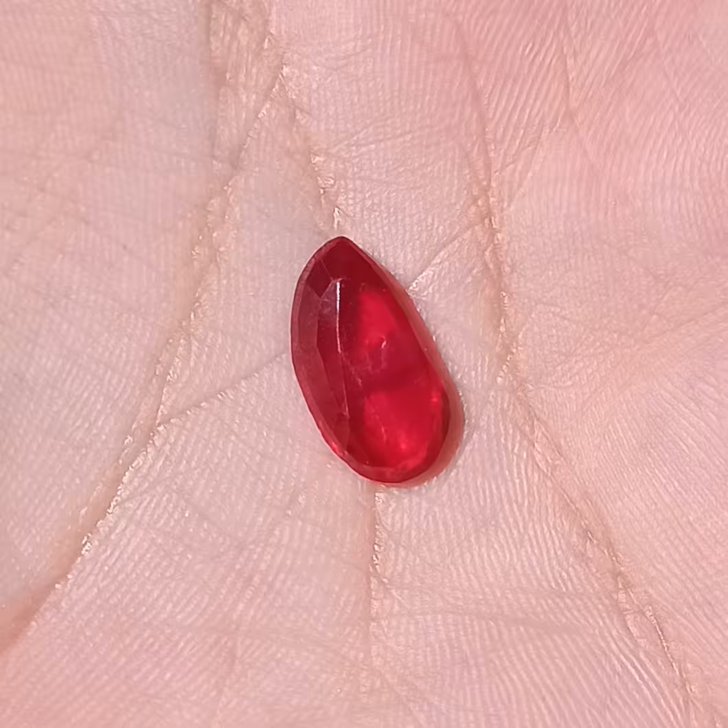 نگین یاقوت سرخ اصل ایتالیایی الماس تراش درجه یک زیبا