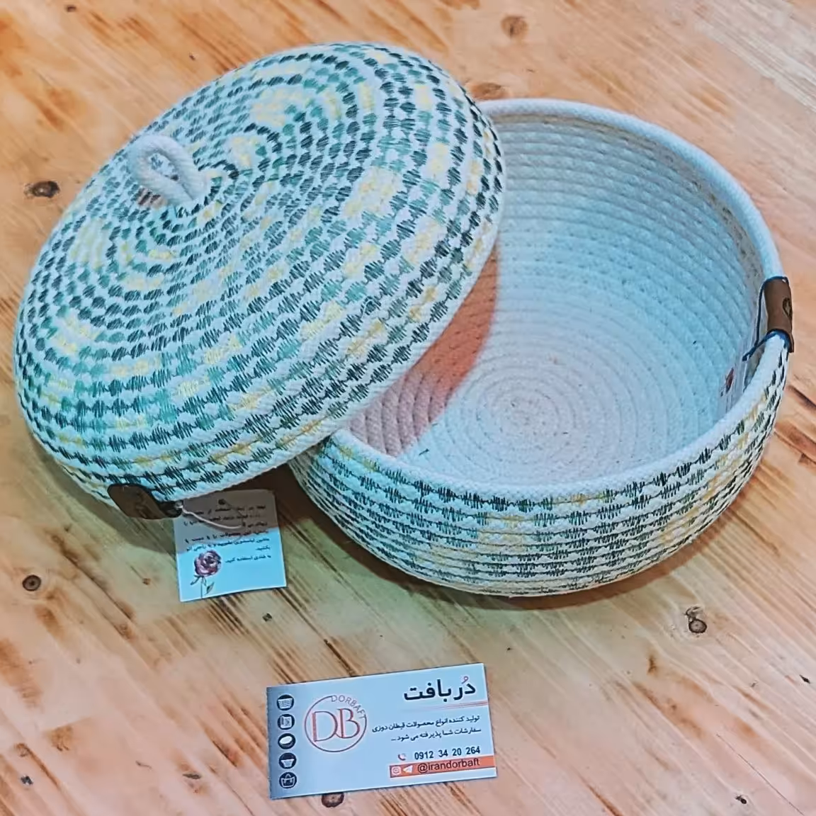 ظرف قیطان پنبه ای سفید که با نخ هفت رنگ رودوزی شده