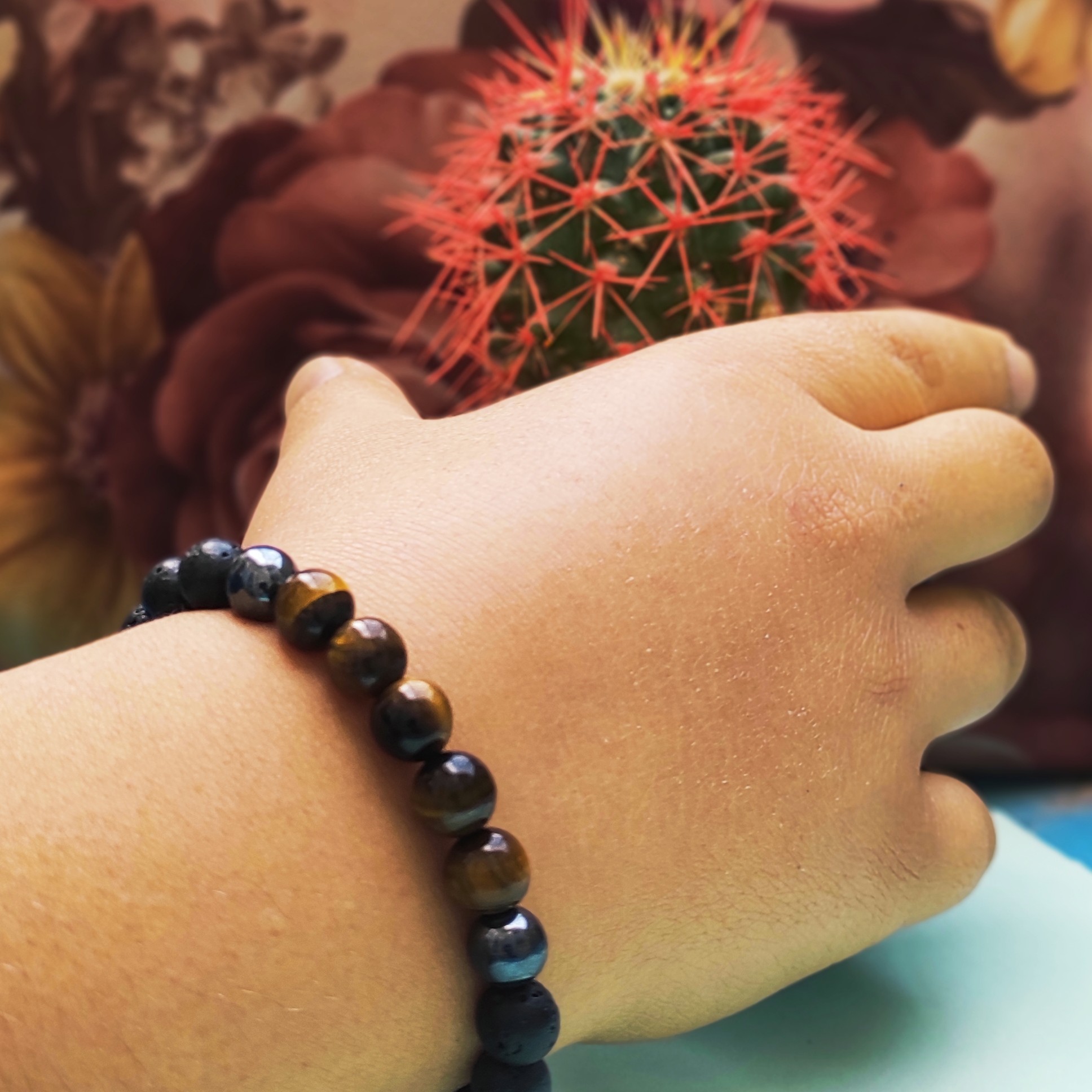 دستبند بافت با سنگ های لاوا و تایگر اصل