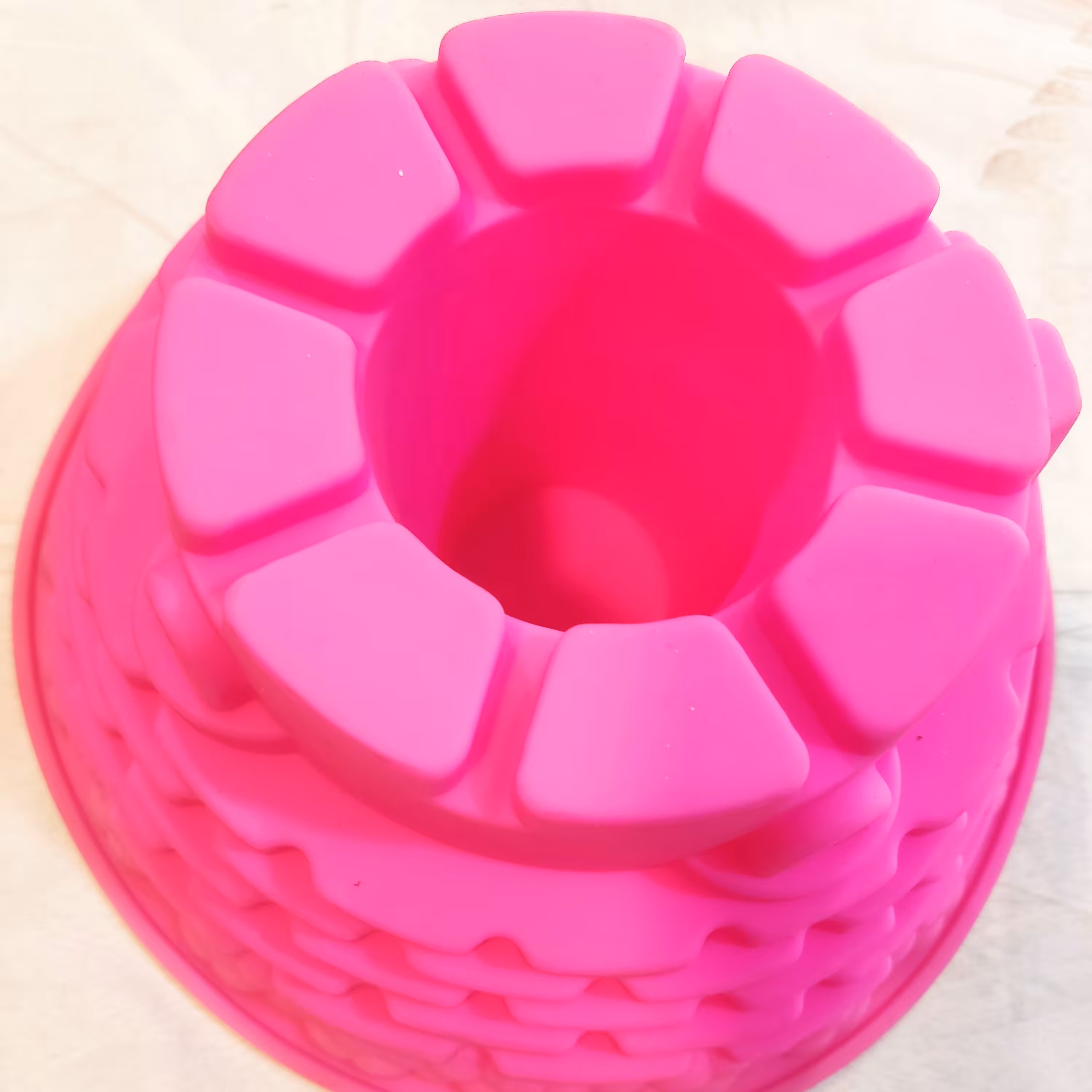 قالب سیلیکونی برج بزرگ شیفون دار وزن 285 گرم قطر 24 سانت و عمق 12 سانت