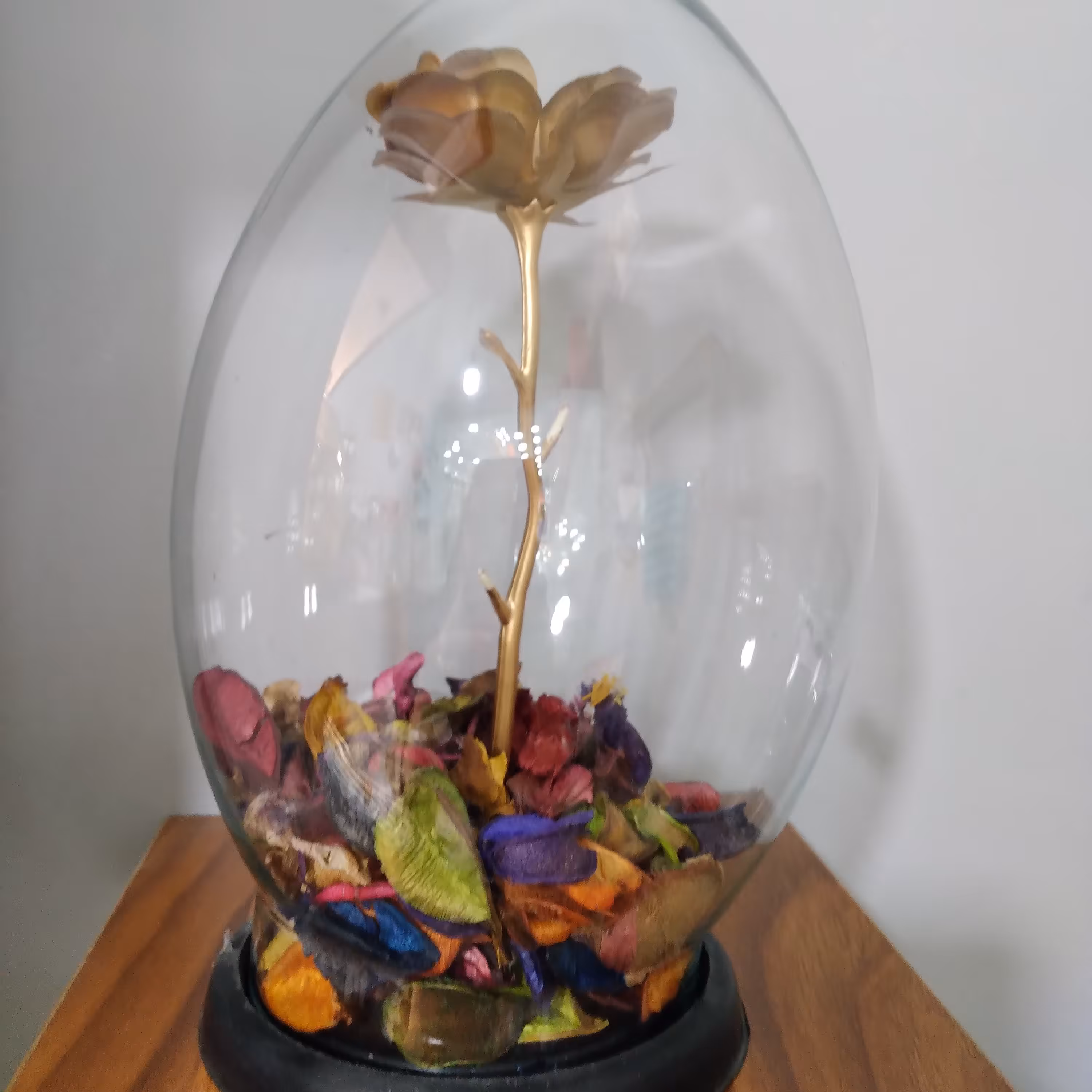 گوی شیشه ای و گل