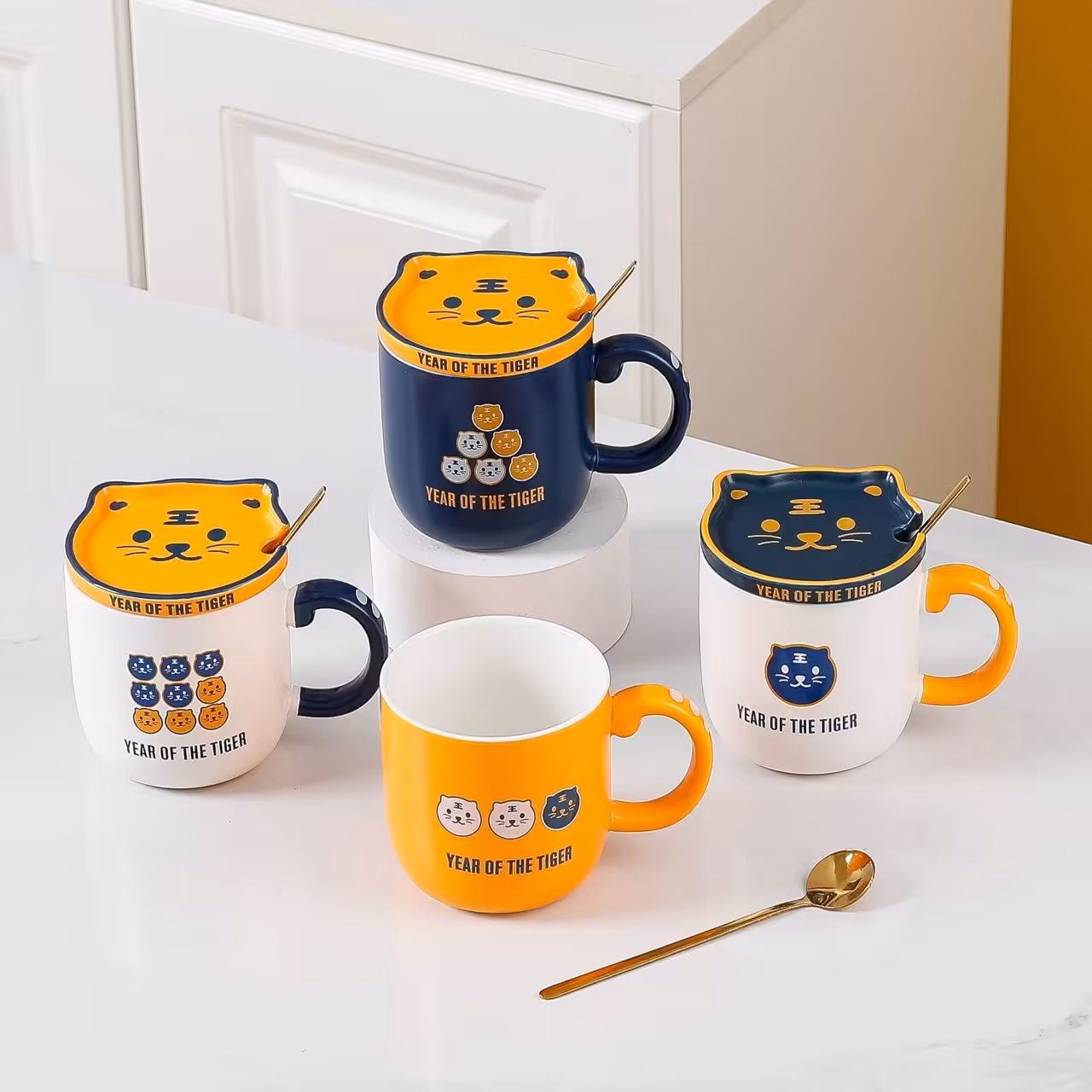 ماگ سرامیکی با درب سرامیکی و قاشق فلزی ببری حجم 400 میلی لیتر 