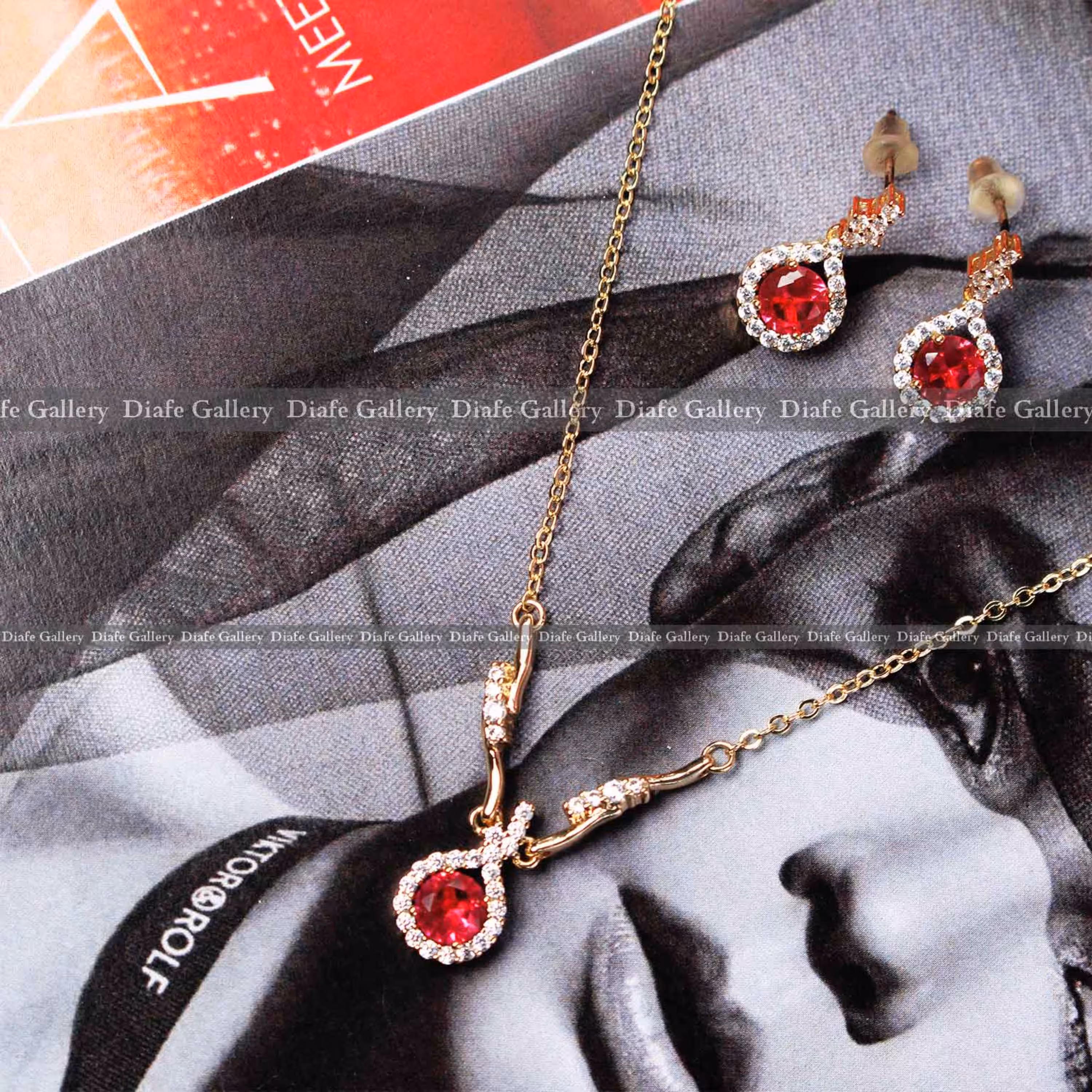 نیم ست مدل اشک رنگ قرمز اناری ظریف طرح طلا جنس استیل رنگ ثابت زنانه ودخترانه 