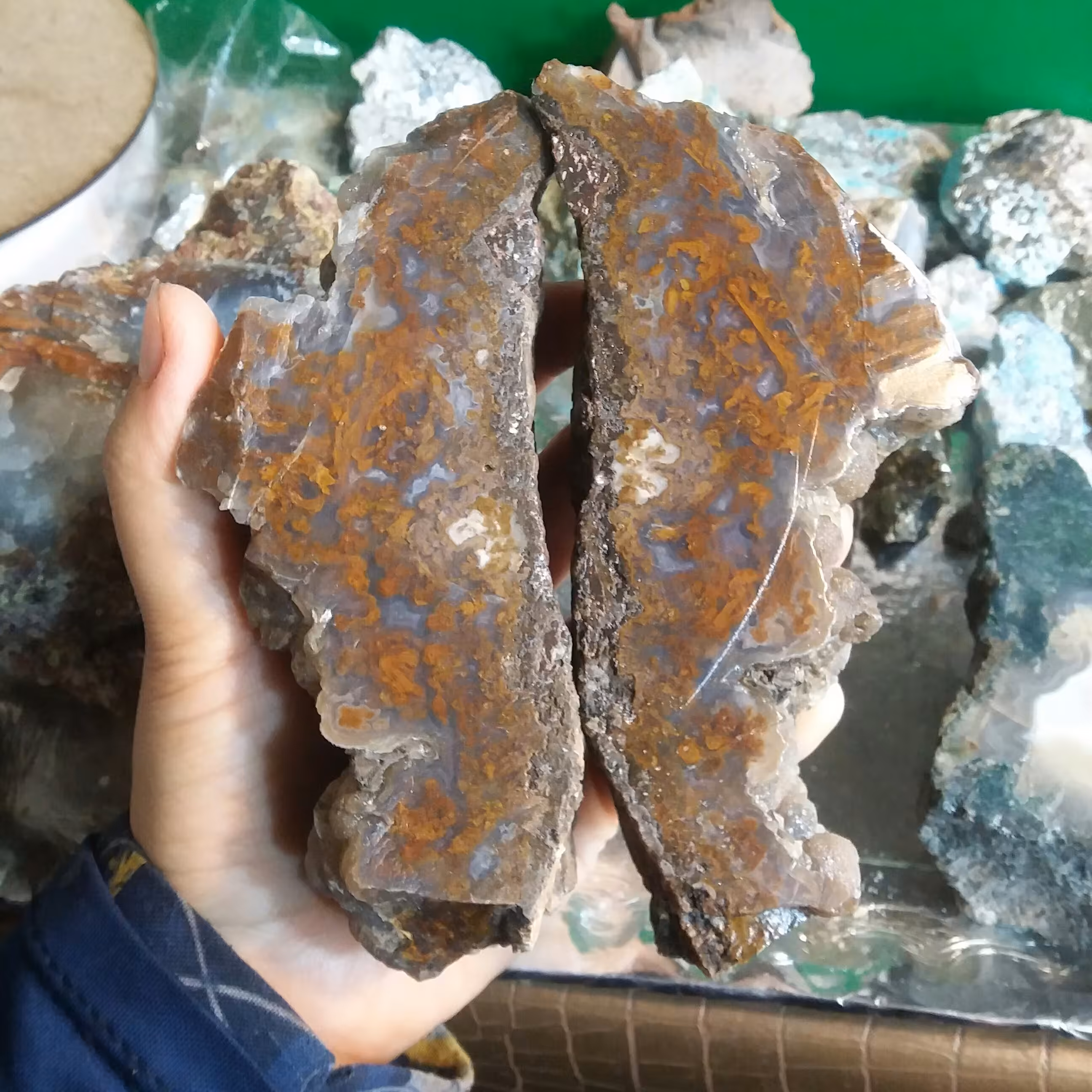 سنگ عقیق اصل منظره پاییزی فوق کلکسیونی مناسب ویترین مغاره یا دکور منزل با خواص بسیار سنگ عقیق 12 سانته