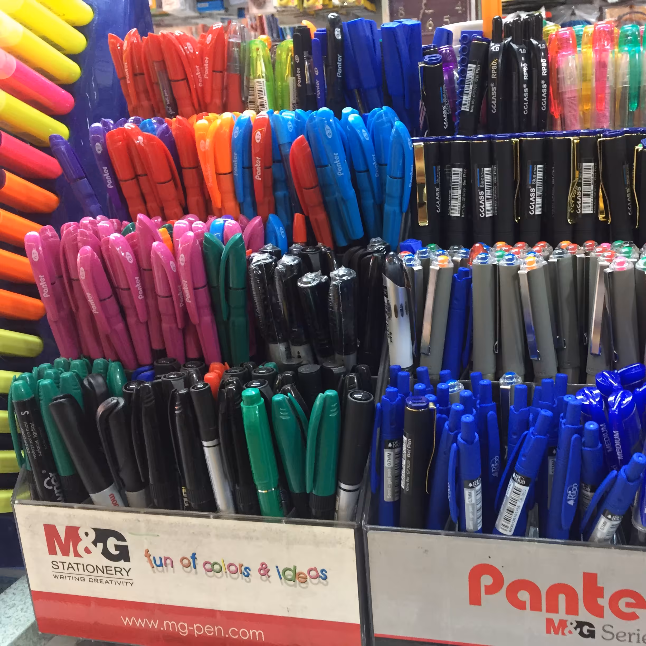 26 عدد خودکار( به همراه 4عدد خودکار هدیه)  _ 3 رنگ اصلی(کیان_بیک_کنکو_link_استایلش_cello _slim wtite_ و ....)