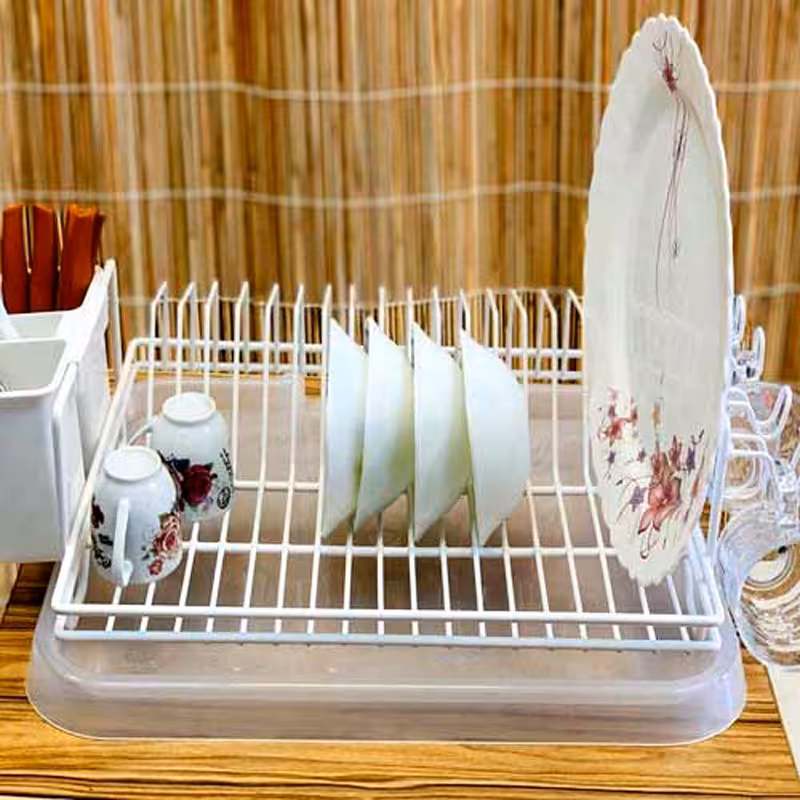 آبچکان یا جا ظرفی یک طبقه کنار سینکی فلزی روکش دار سفید