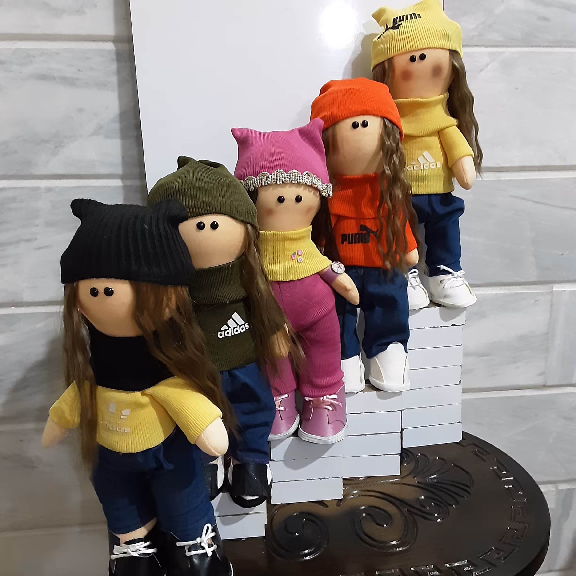 عروسک روسی دست ساز  با بلوز کشباف شلوار  لی  کلاه کشباف  کفش چرم  ساعت مچی  کیف چرم  30 سانتی 