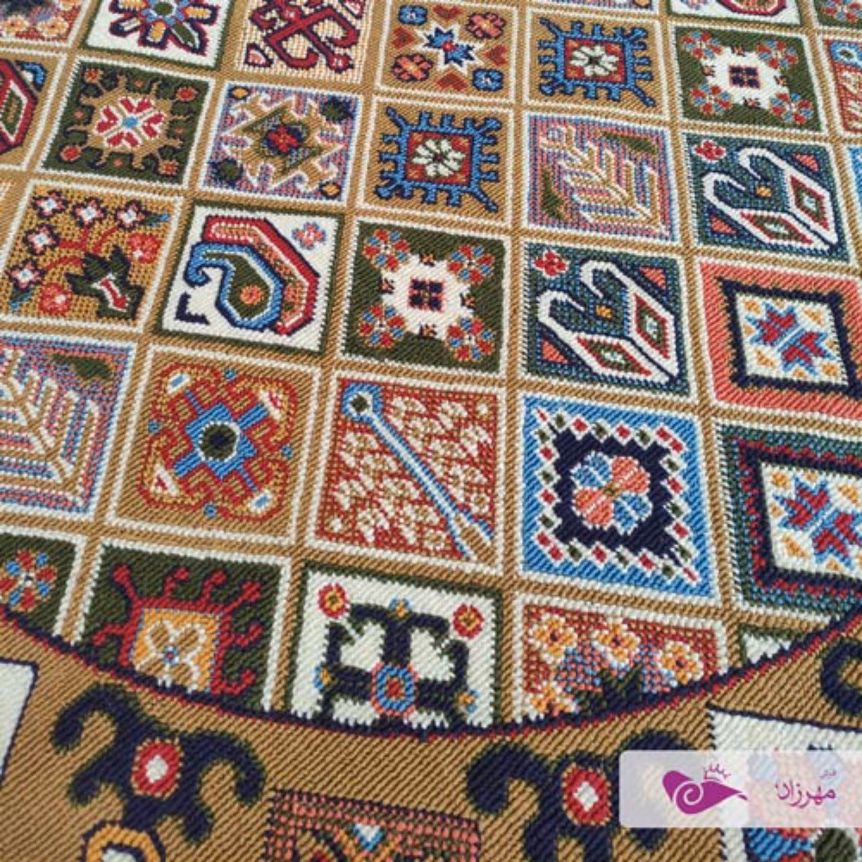 گلیم ماشینی یک و نیم در یک و نیم گرد طرح محراب بژ