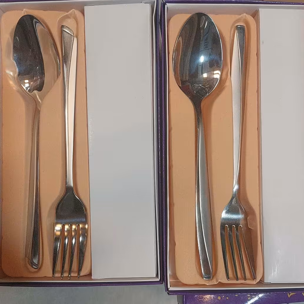 قاشق چنگال 12 پارچه یونیک جنس قاشق چنگال استیل نگیر و5 میل میباشد ومیتوانید آن را در ماشیک ظرفشویی قرار دهید 