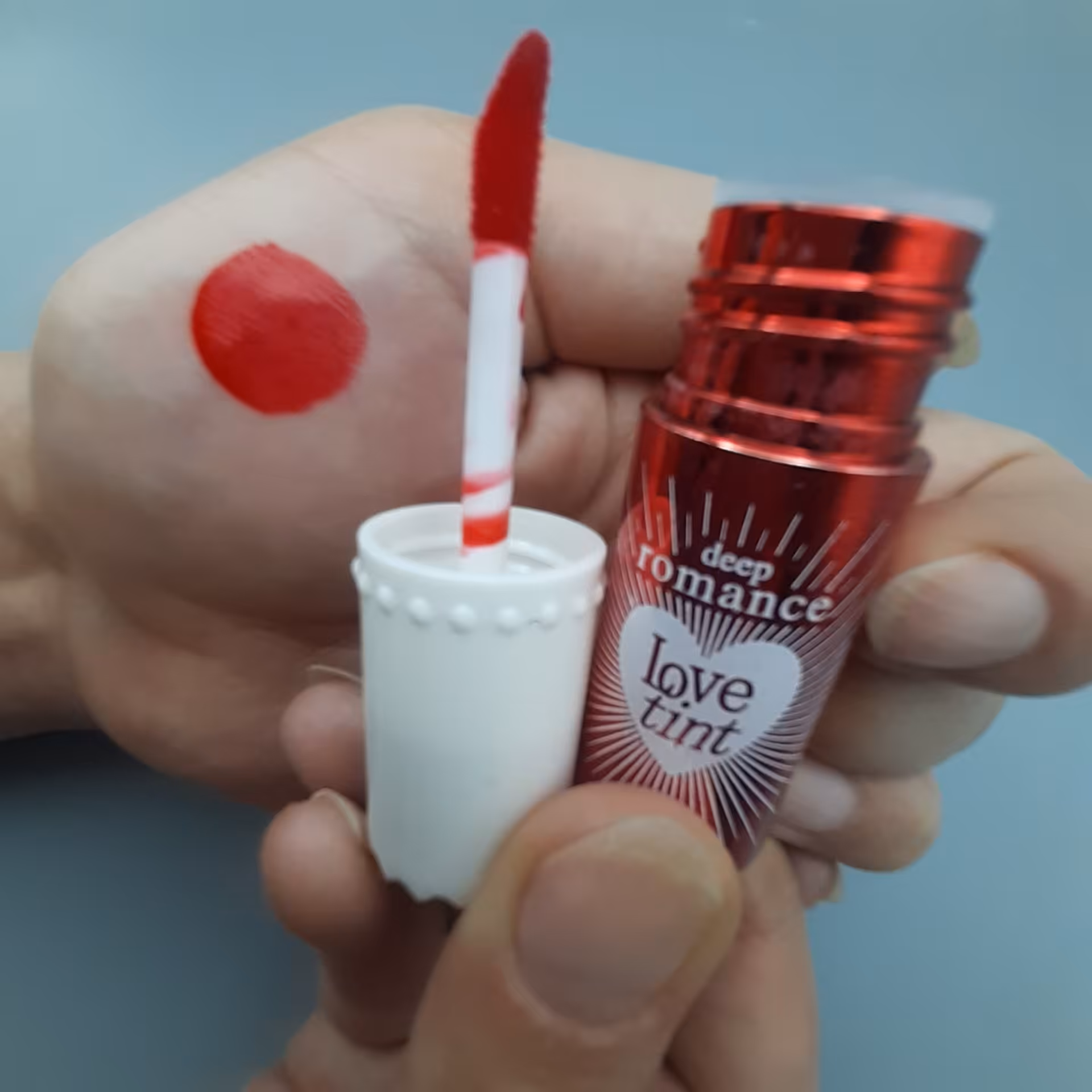 تینت لب deep  romance  مدل  LOVE  رنگ قرمز آتشین / ضد آب * آبرسان و مرطوب کننده *ماندگاری 24 ساعته* جلوه طبیعی به لب