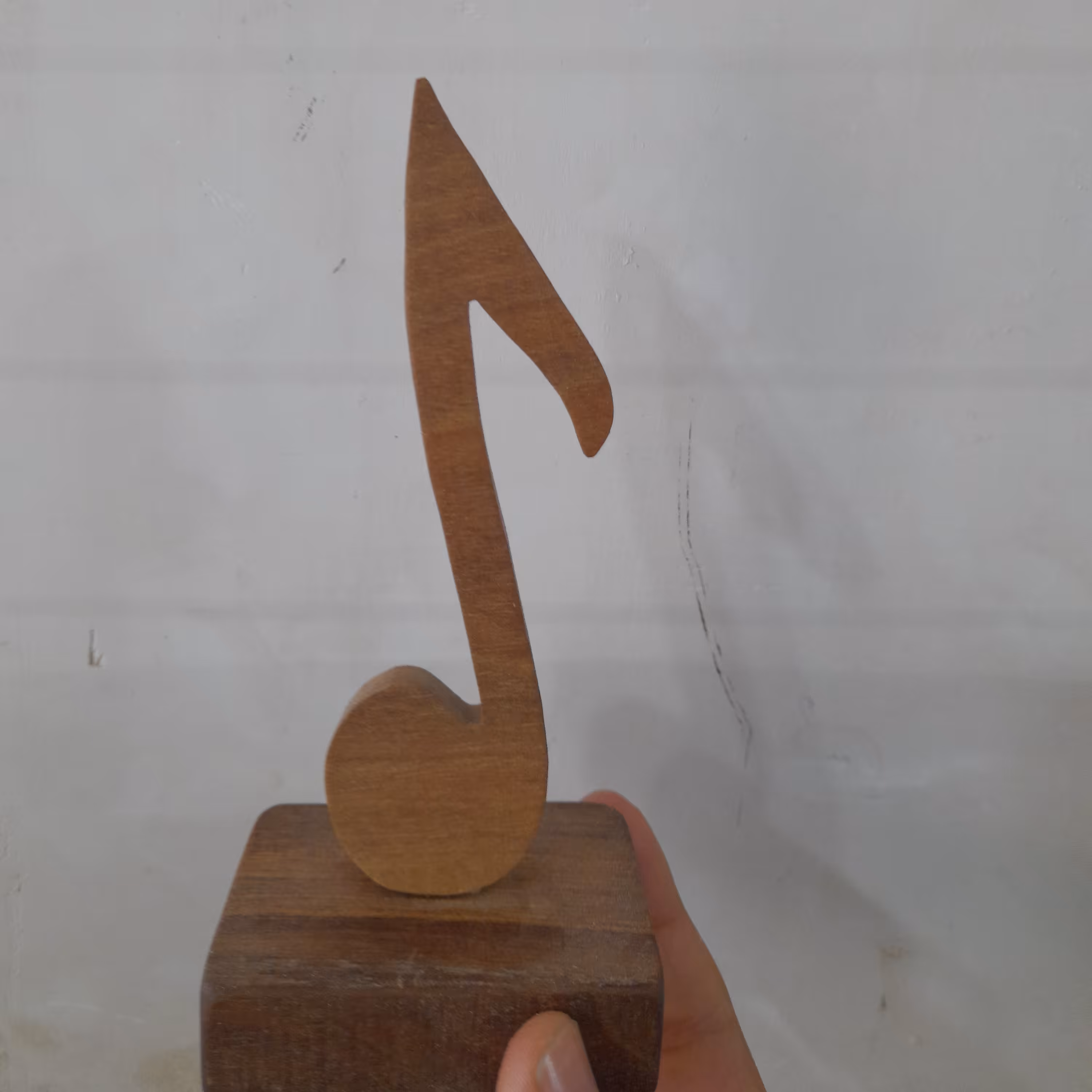 استند نوت موسیقی ساده متریال چوب گردو.        