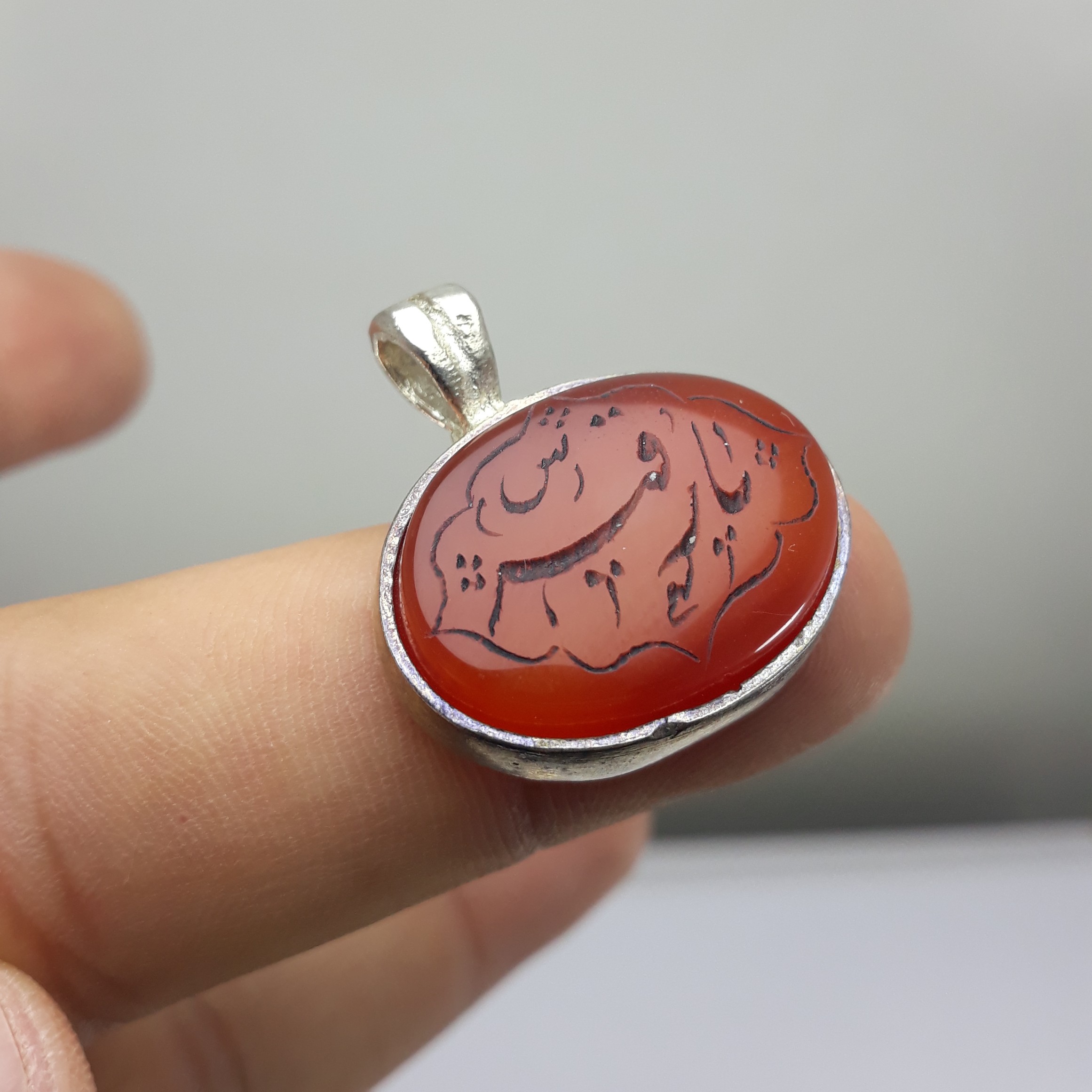 آویز سنگی عقیق خطی با نگین معدنی و بسیار زیبا