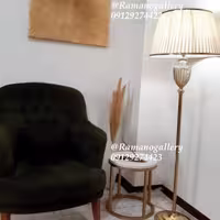 آباژور ایستاده کنارسالنی سیسیل