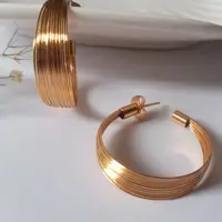 گوشواره ی گرد و حلقه ایی بسیار زیبا ،  شکیل  و مدرن مخصوص جشن کاملا مشابه طلا ، ابکاری عالی 
