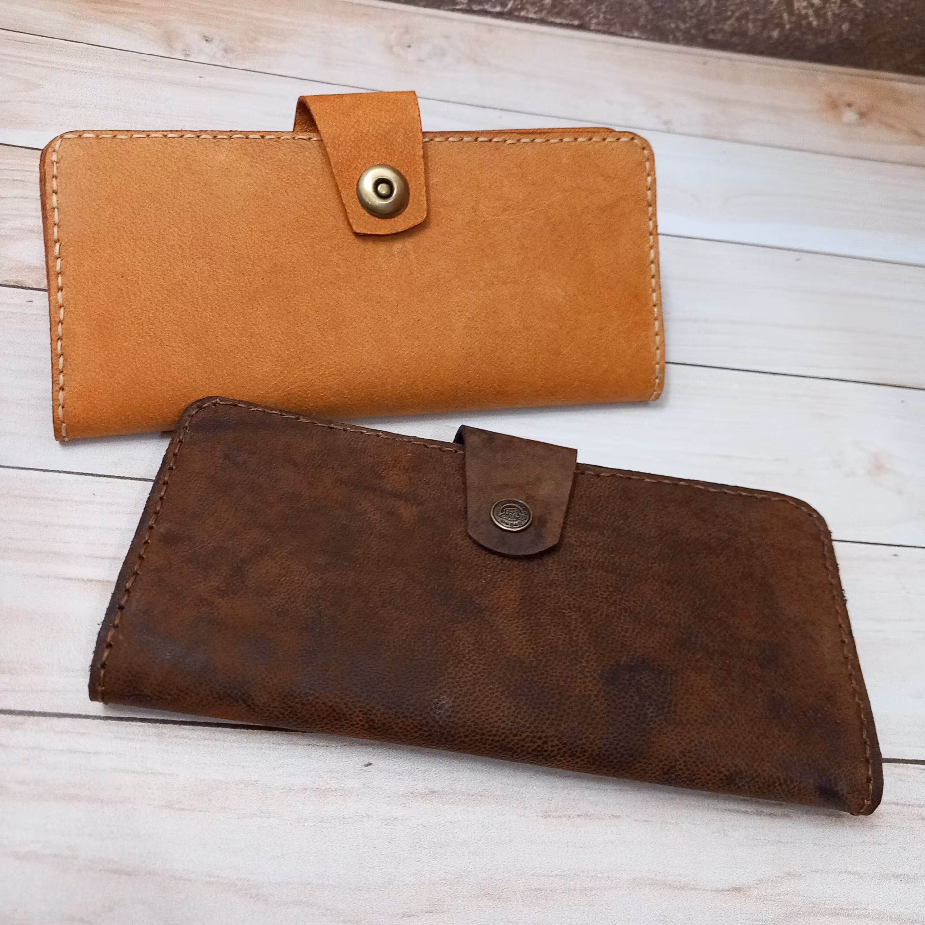 کیف پول دست دوز ،چرم طبیعی شتری،دارای دوعدد جای پول،یک جیب زیپ دار،7 عدد جای کارت