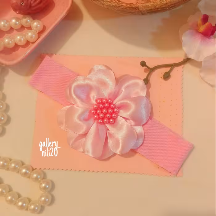 هدبند طرح گل مرواریدی