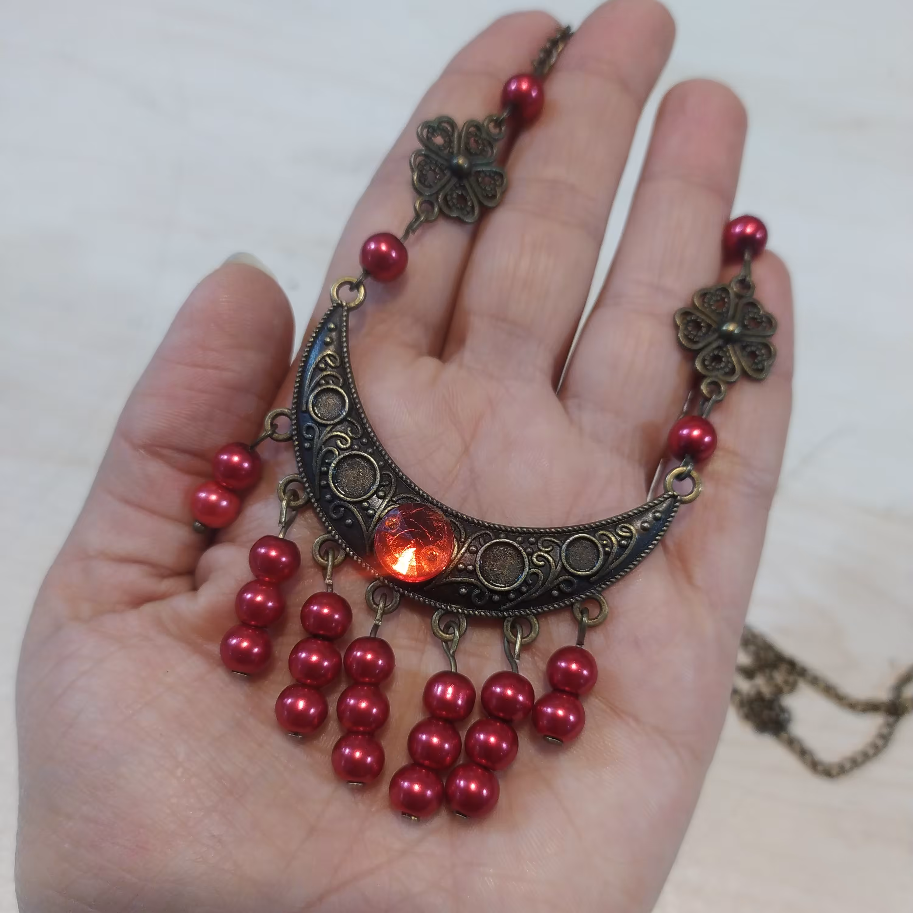 آویز یلدایی رومانتویی و گردنبند مروارید تنه کار برنز سنگ کار شده 