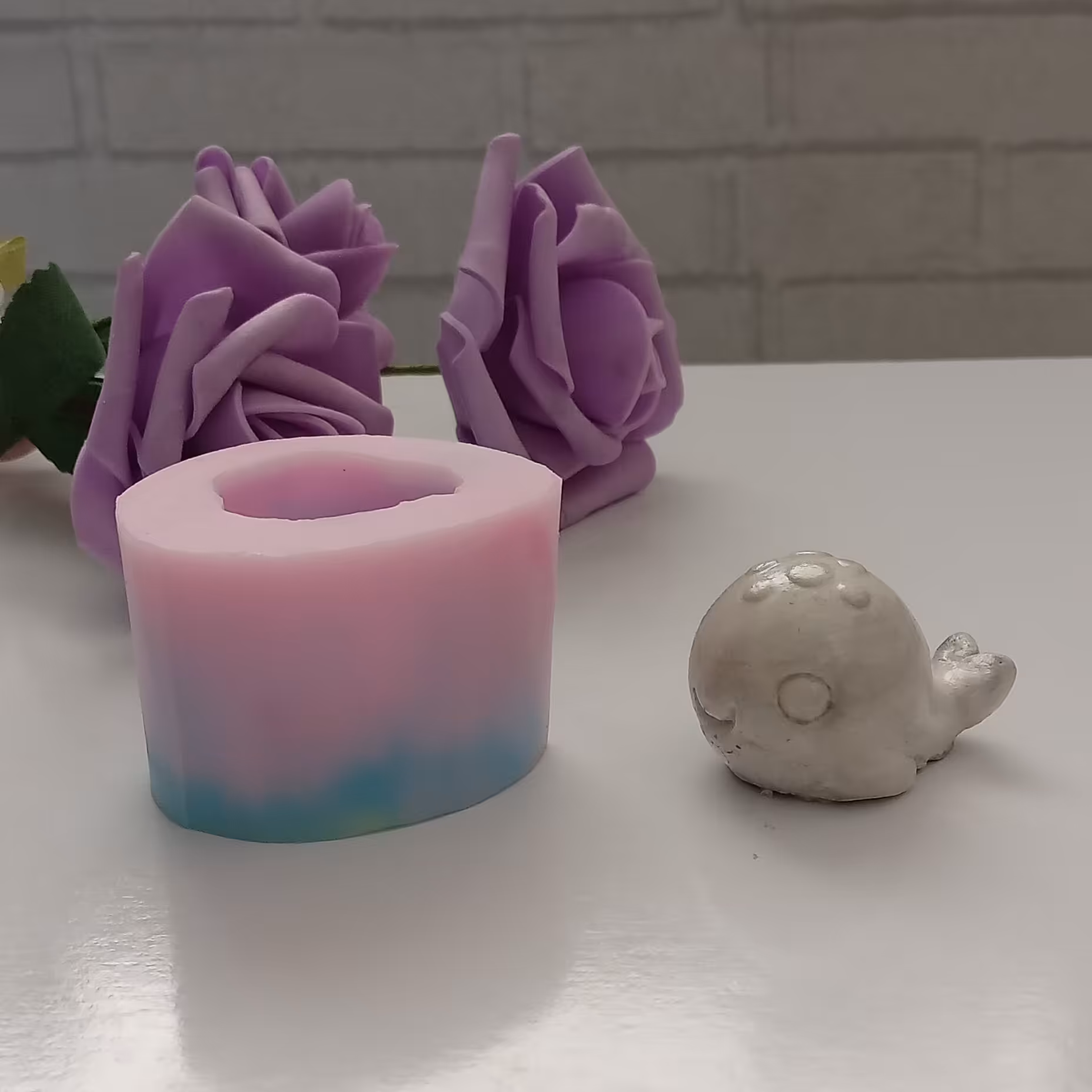 بیس خام نهنگ وارمری کوچیک  و زیبا  برای زمین و مناسب شمع  قالب سیلیکونی موجوده جنس بیس از پودر سنگ هنری 