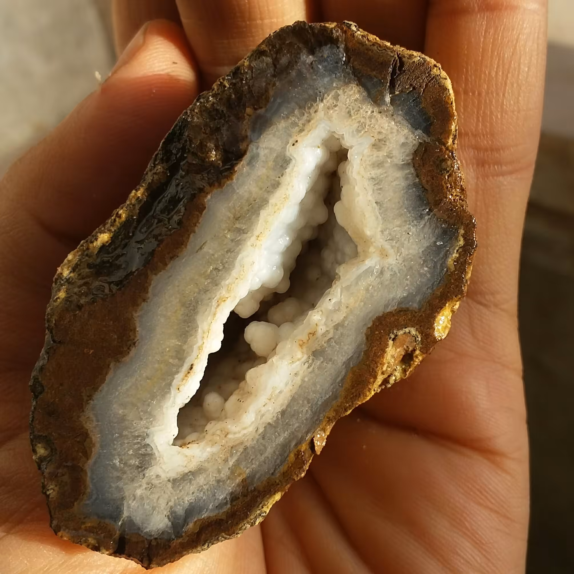 اسلایس سنگ راف عقیق منظره توپی توخالی پر بلور 'بلور برفکی خاا اا ص صد در صد طبیعی شاهکار خلقت بینظیر نمونه ای دیدنی 