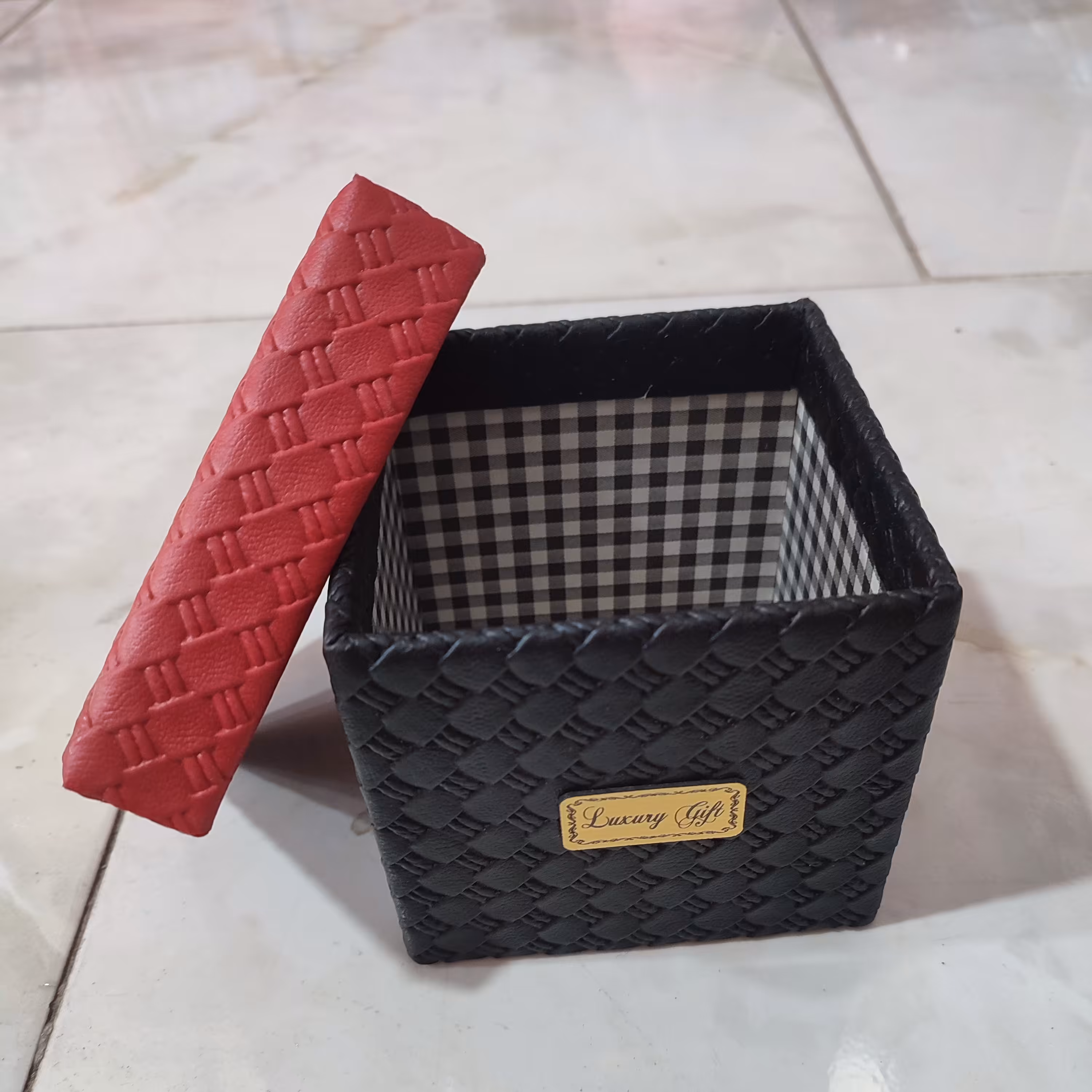 جعبه کادویی چرم مربعی کیفیت عالی ابعاد 12 در 12 سانت 