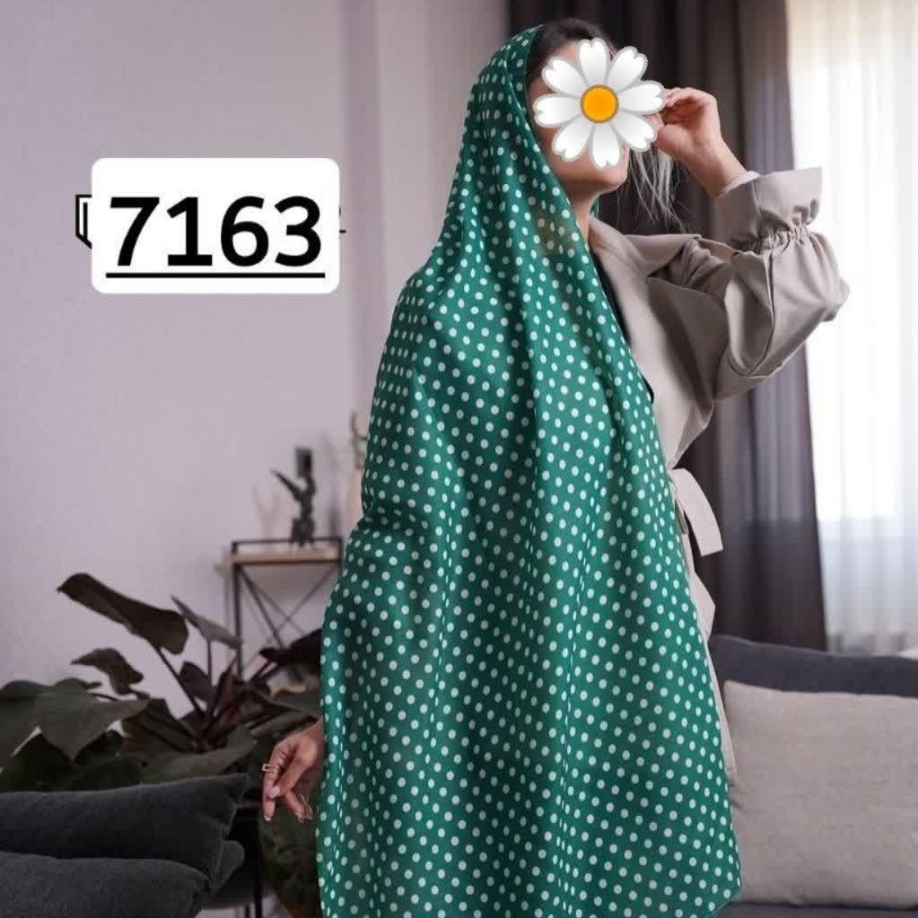 شال نخی خالخالی منگوله دار رنگ سبز نارنجی سرخابی و گلبه ای منگوله دار