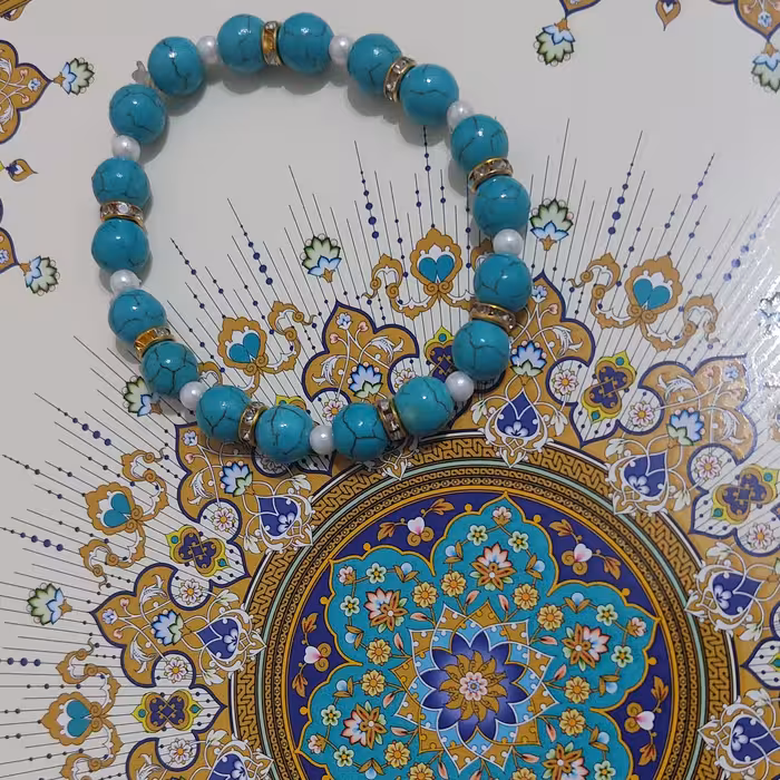 دستبند با مهره های فیروزه ای و مروارید و خرج کار طلایی