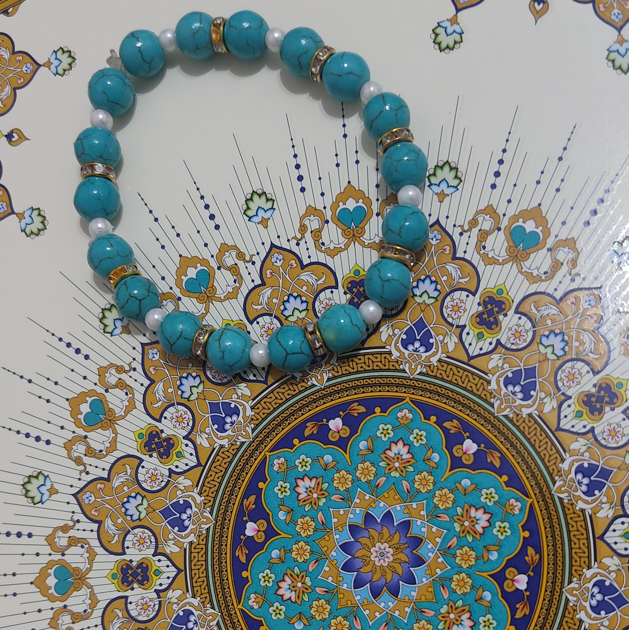 دستبند با مهره های فیروزه ای و مروارید و خرج کار طلایی