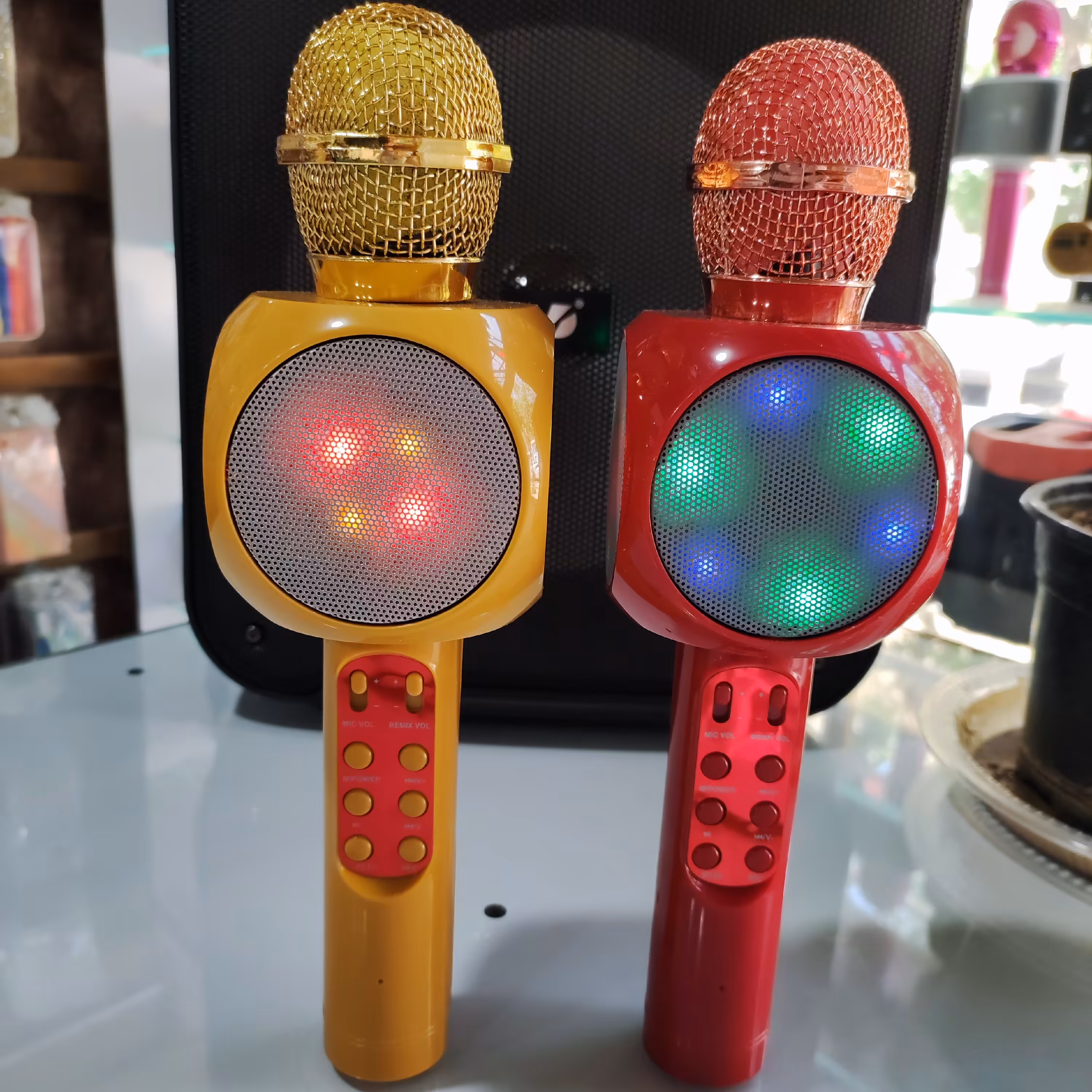 اسپیکر میکروفونی چراغدار در 2رنگ قرمز و زرد -قابلیت تنظیم صدا و اکو و تغییر صدا- فلش خور مموری خور